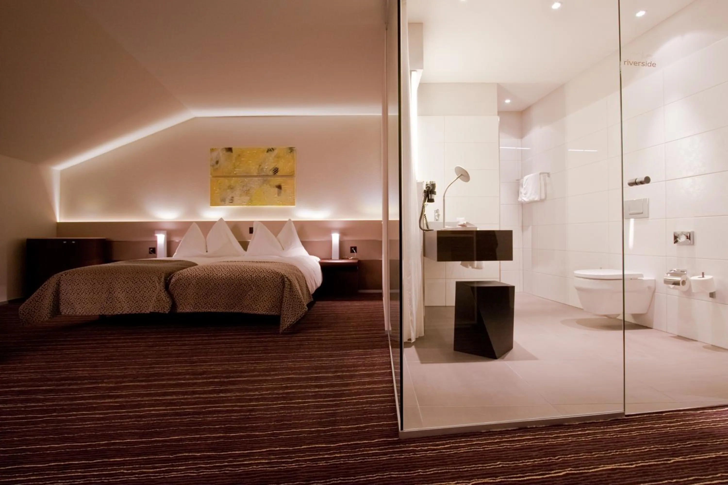 Shower, Bed in Riverside