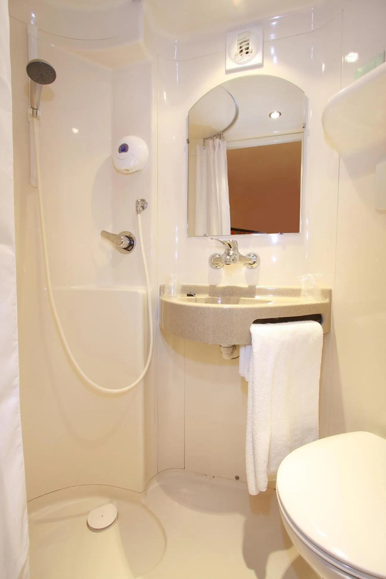 Shower in Première Classe Epernay