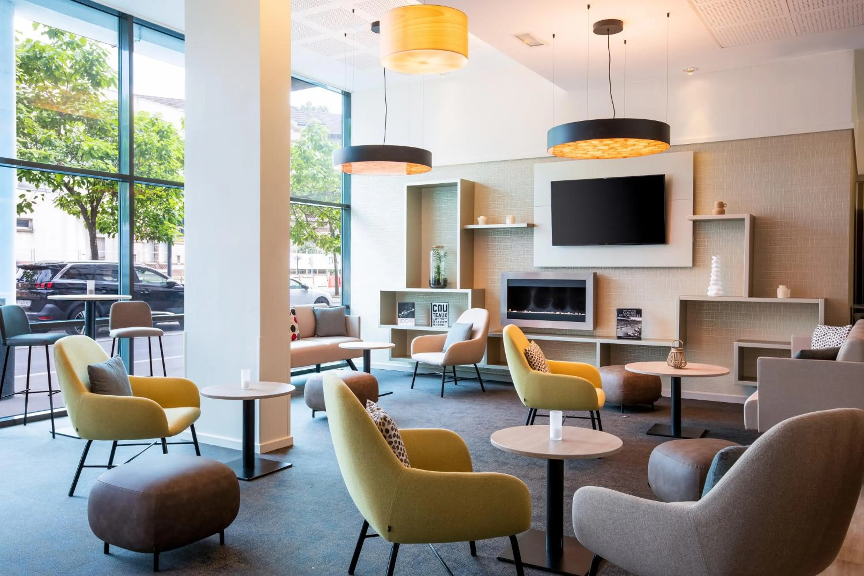 Lounge or bar in Courtyard by Marriott Paris Saint Denis
