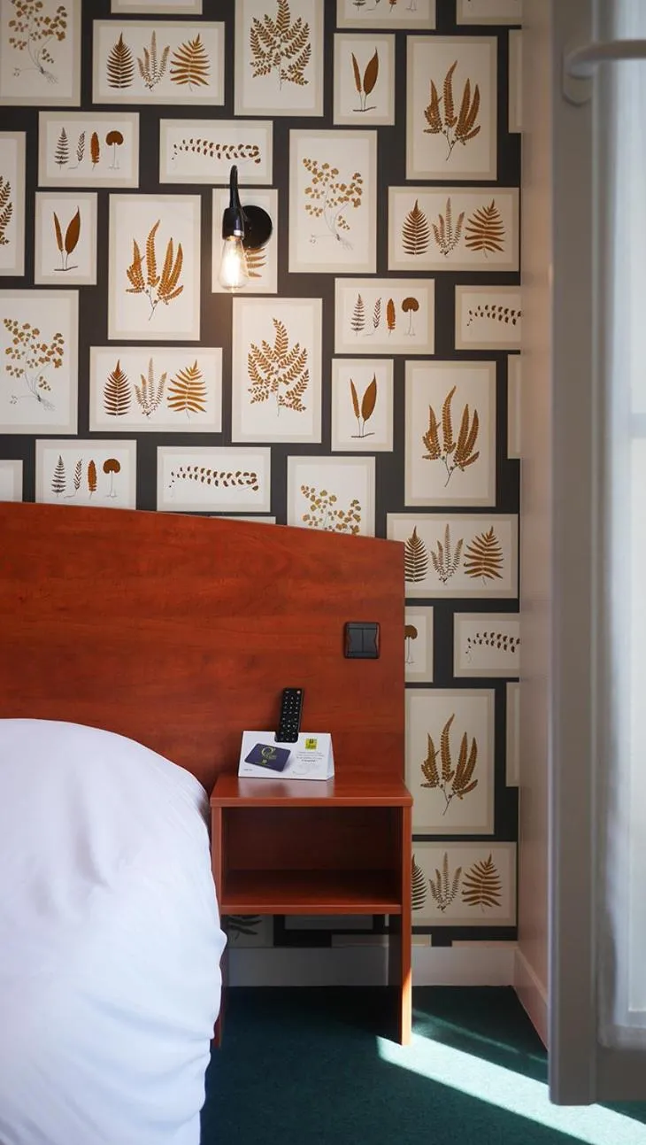 Bed in Logis Hôtel & Restaurant - Le Saint-Louis