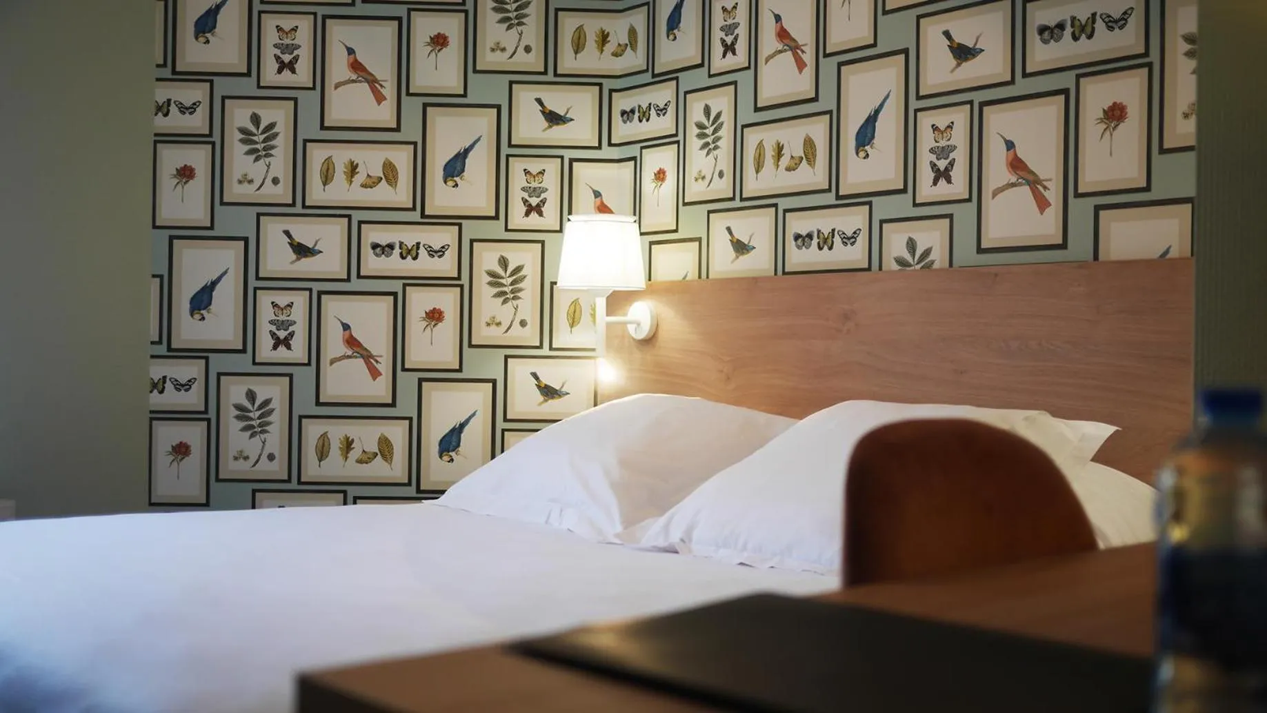 Bed in Logis Hôtel & Restaurant - Le Saint-Louis