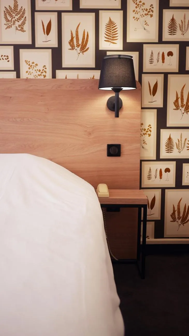 Bed in Logis Hôtel & Restaurant - Le Saint-Louis