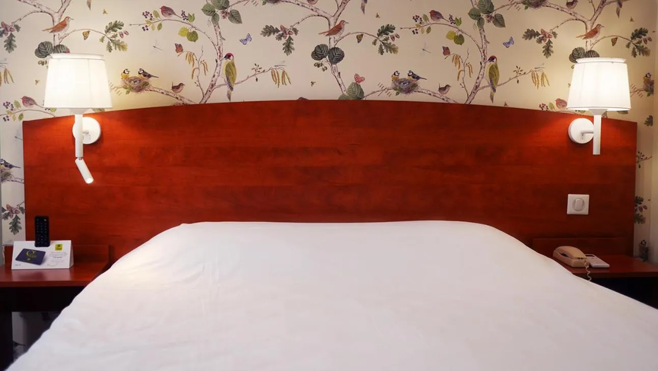 Bed in Logis Hôtel & Restaurant - Le Saint-Louis