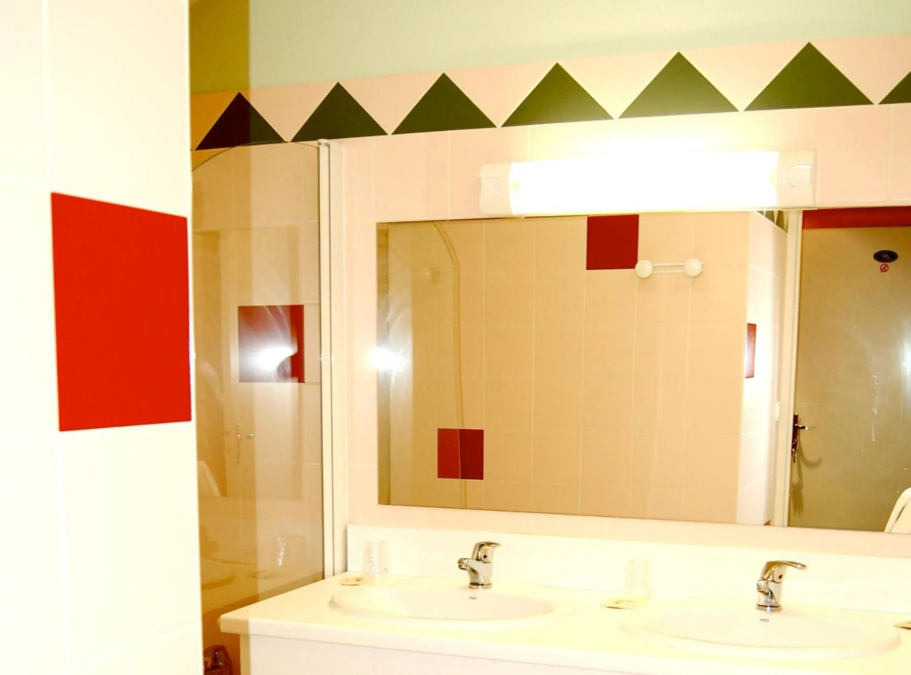 Bathroom in Logis Hôtel & Restaurant - Le Saint-Louis