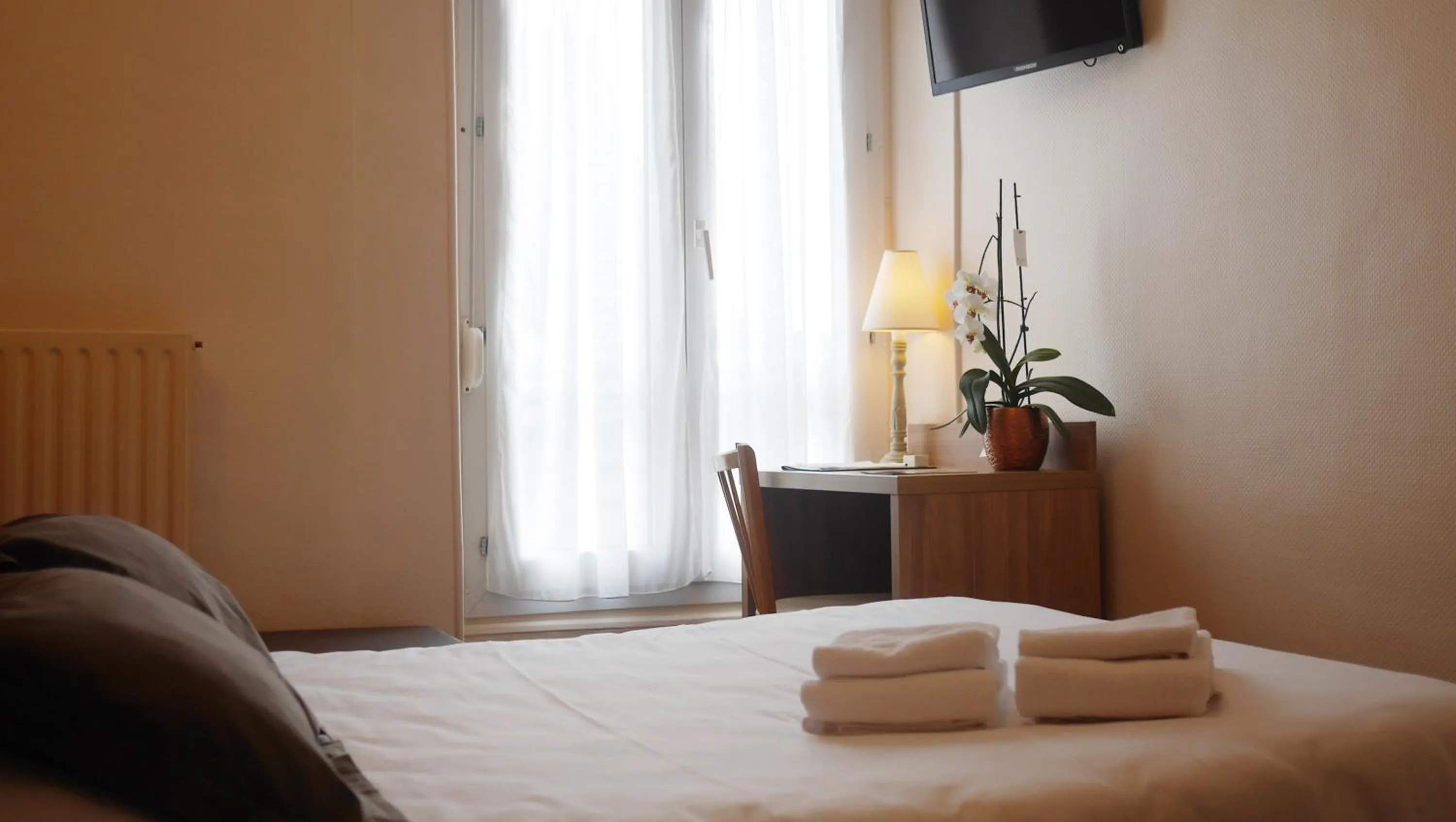 Bed in Logis Hôtel & Restaurant - Le Saint-Louis