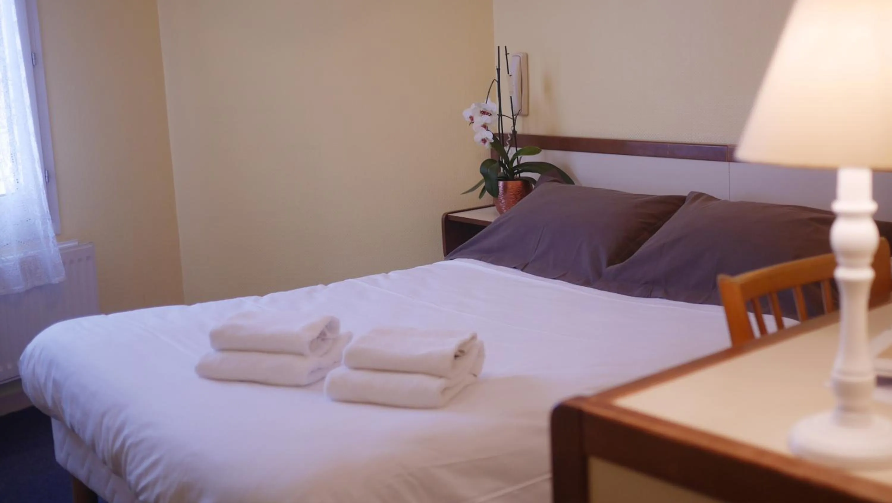 Bed in Logis Hôtel & Restaurant - Le Saint-Louis