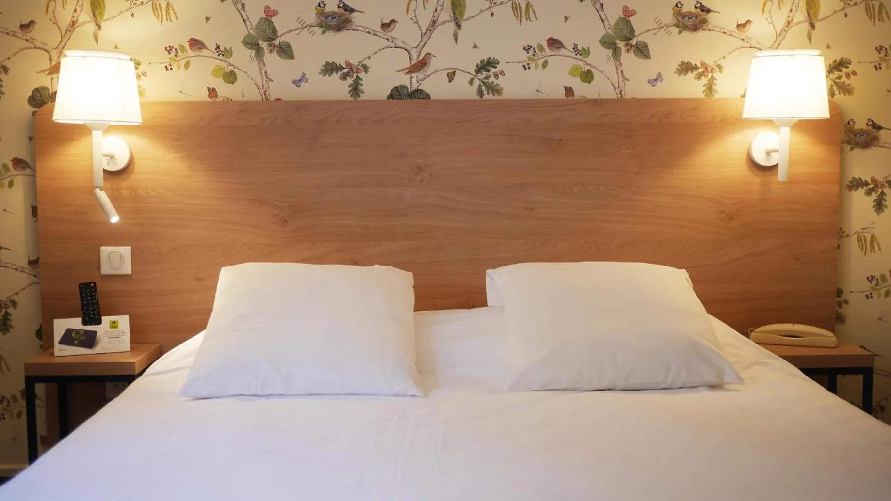 Bed in Logis Hôtel & Restaurant - Le Saint-Louis