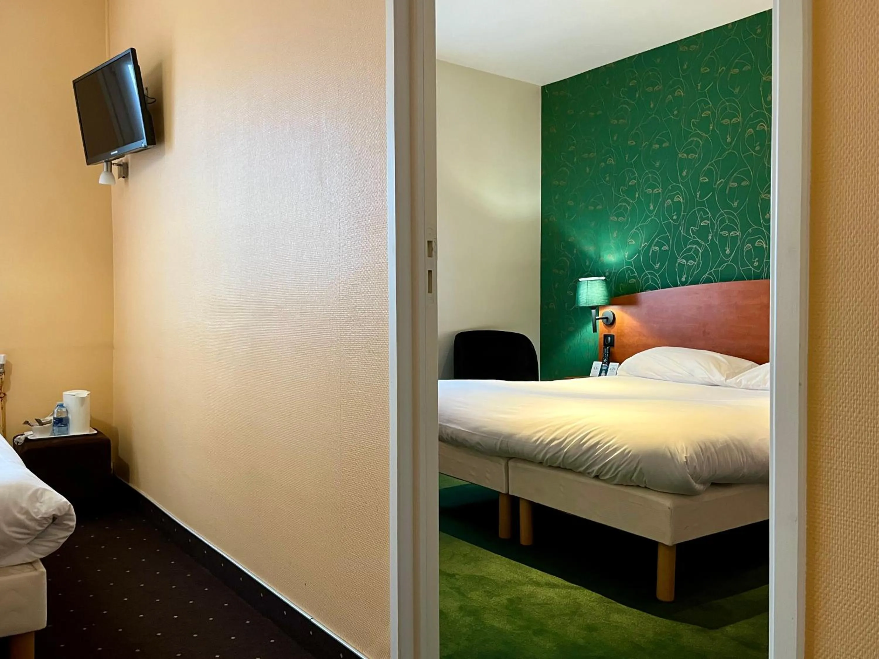 Bed in Logis Hôtel & Restaurant - Le Saint-Louis