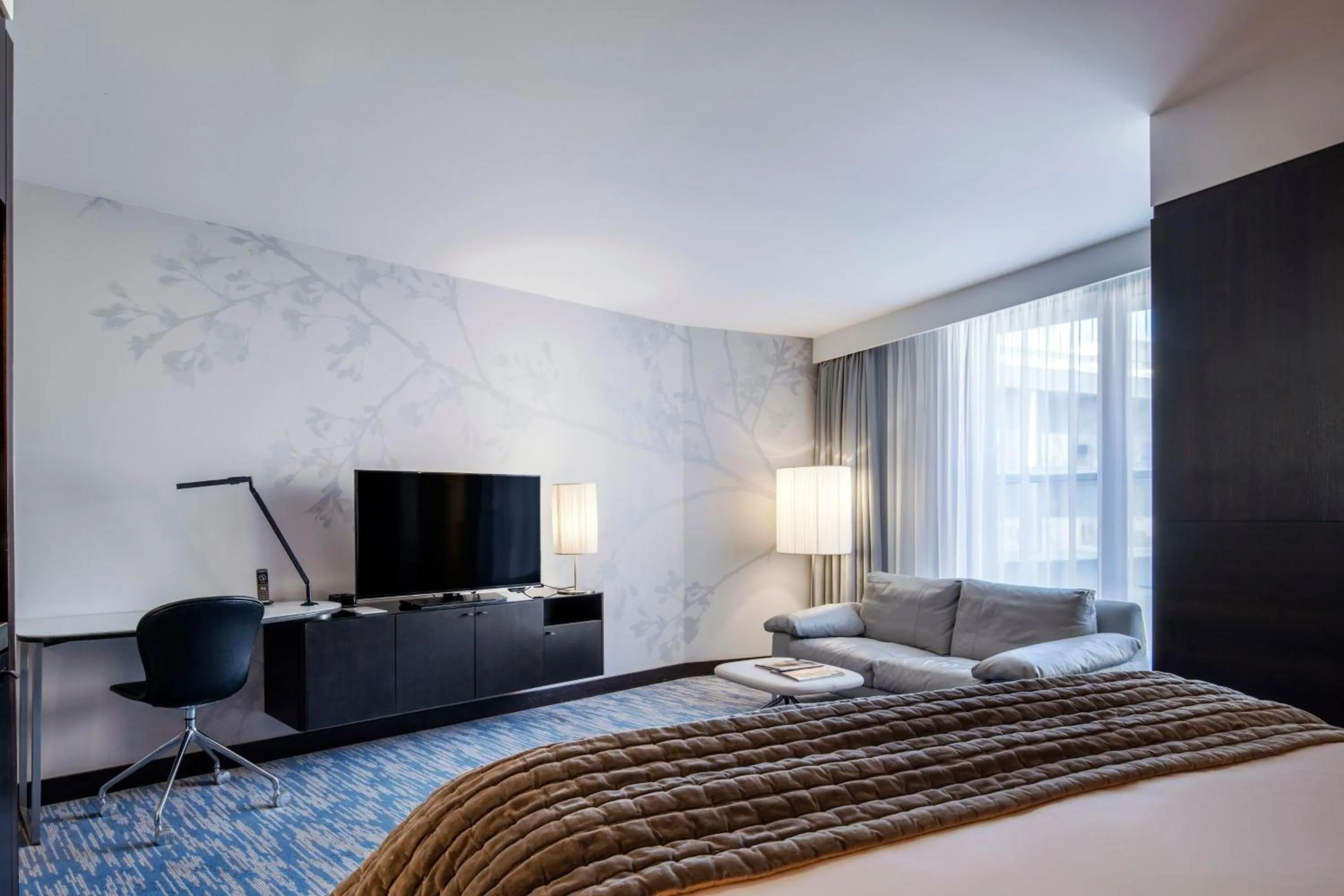 Photo of the whole room, Bed in Renaissance Paris Arc de Triomphe Hotel