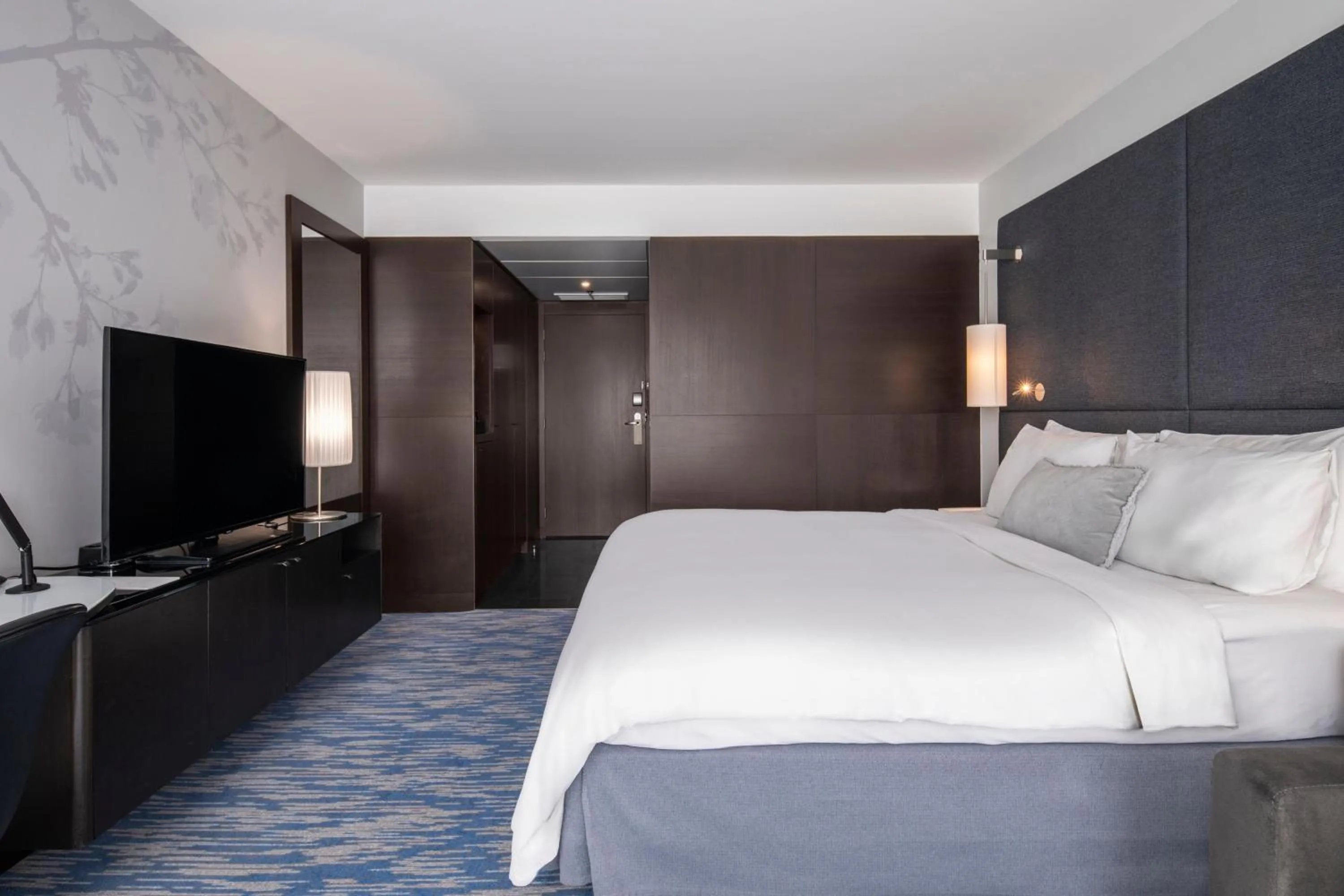 Photo of the whole room, Bed in Renaissance Paris Arc de Triomphe Hotel