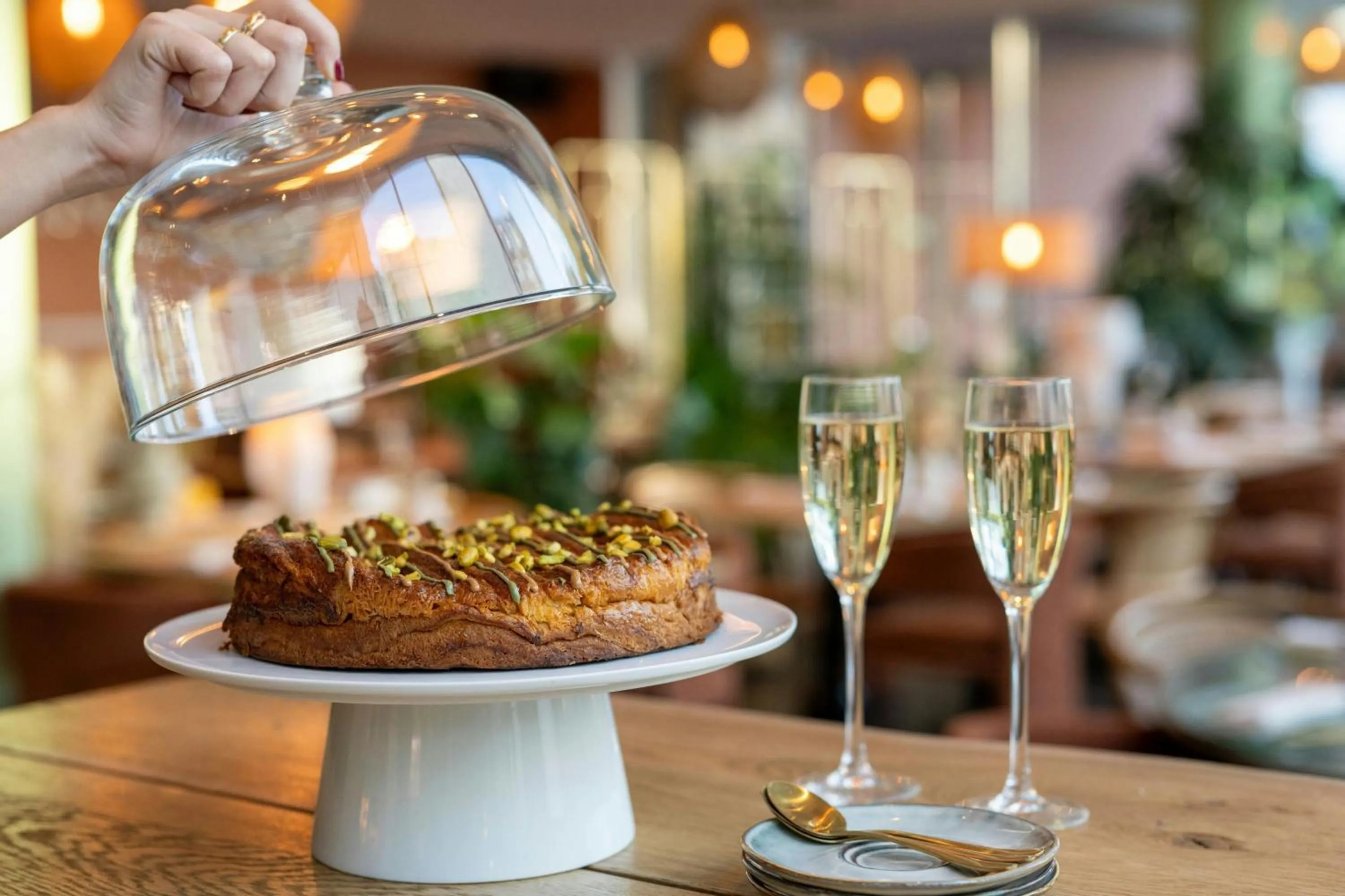 Restaurant/places to eat in Renaissance Paris Arc de Triomphe Hotel