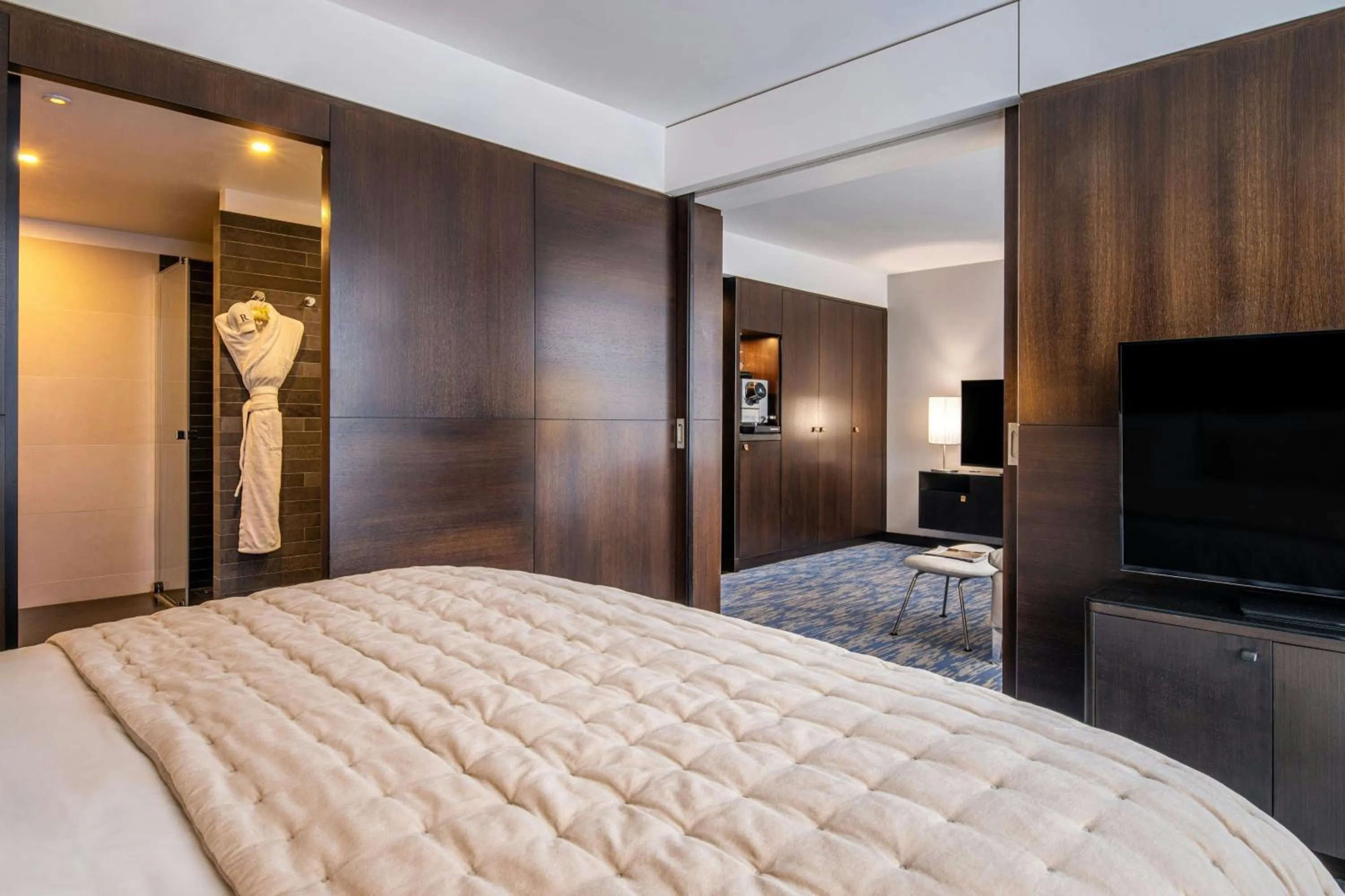 Photo of the whole room, Bed in Renaissance Paris Arc de Triomphe Hotel