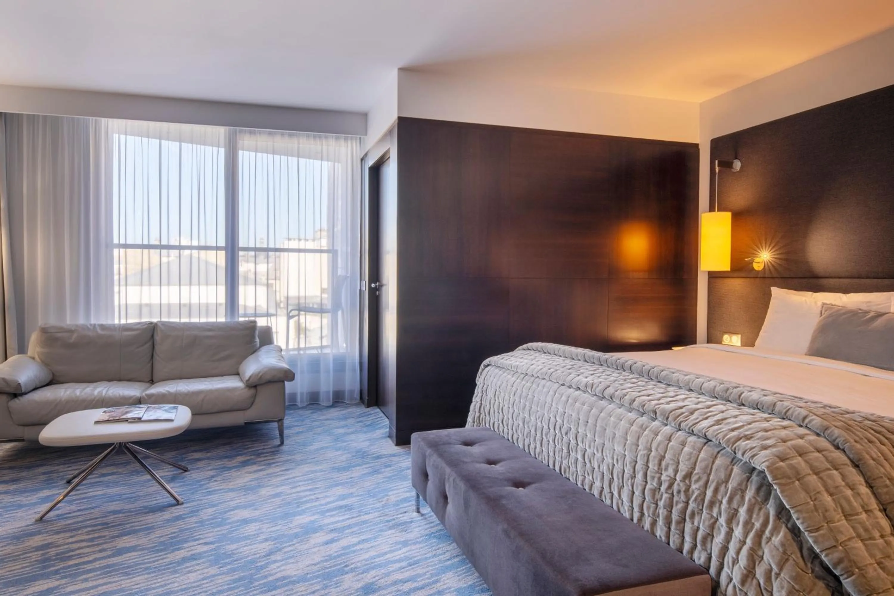 Photo of the whole room, Bed in Renaissance Paris Arc de Triomphe Hotel