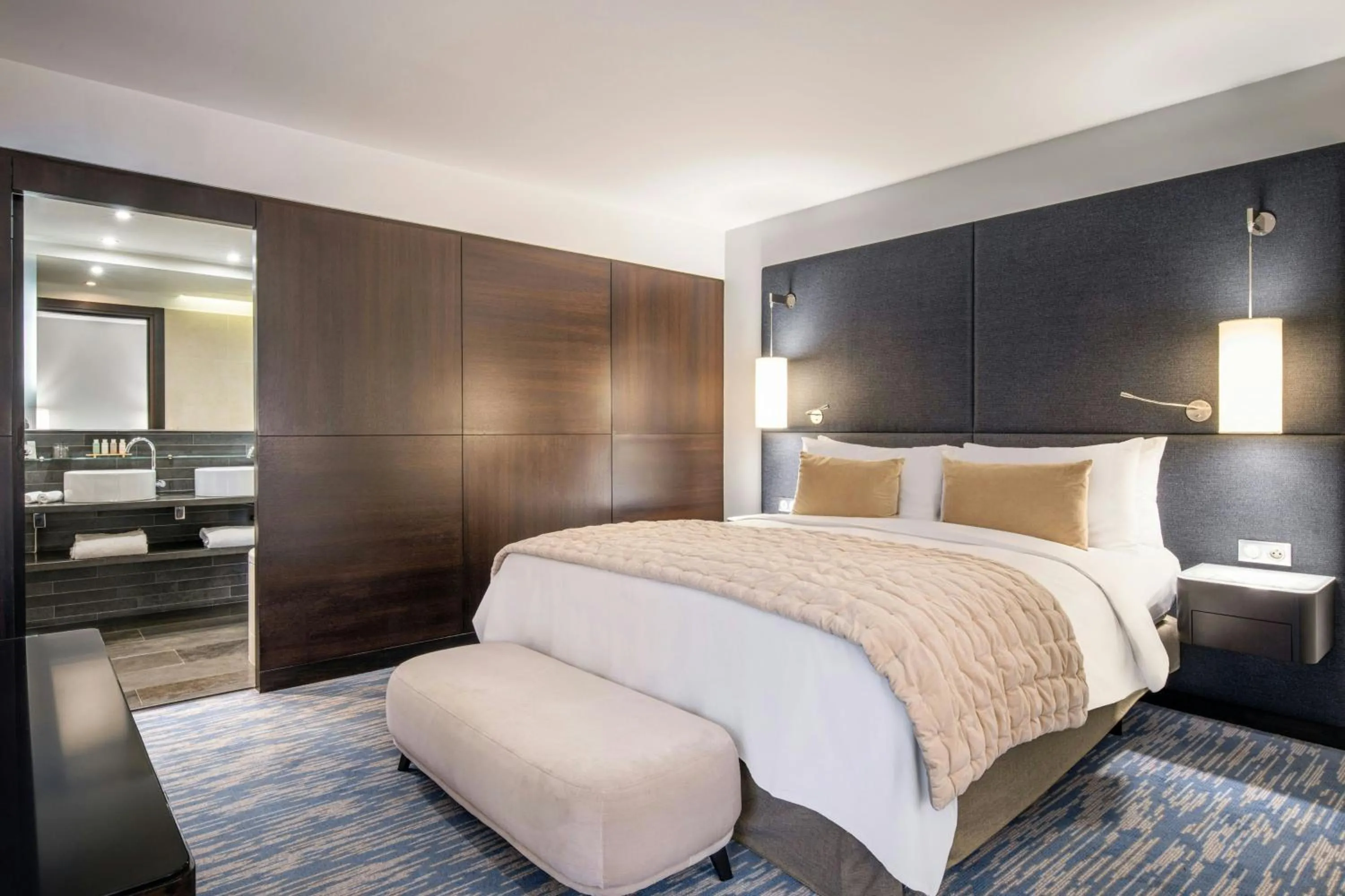 Photo of the whole room, Bed in Renaissance Paris Arc de Triomphe Hotel