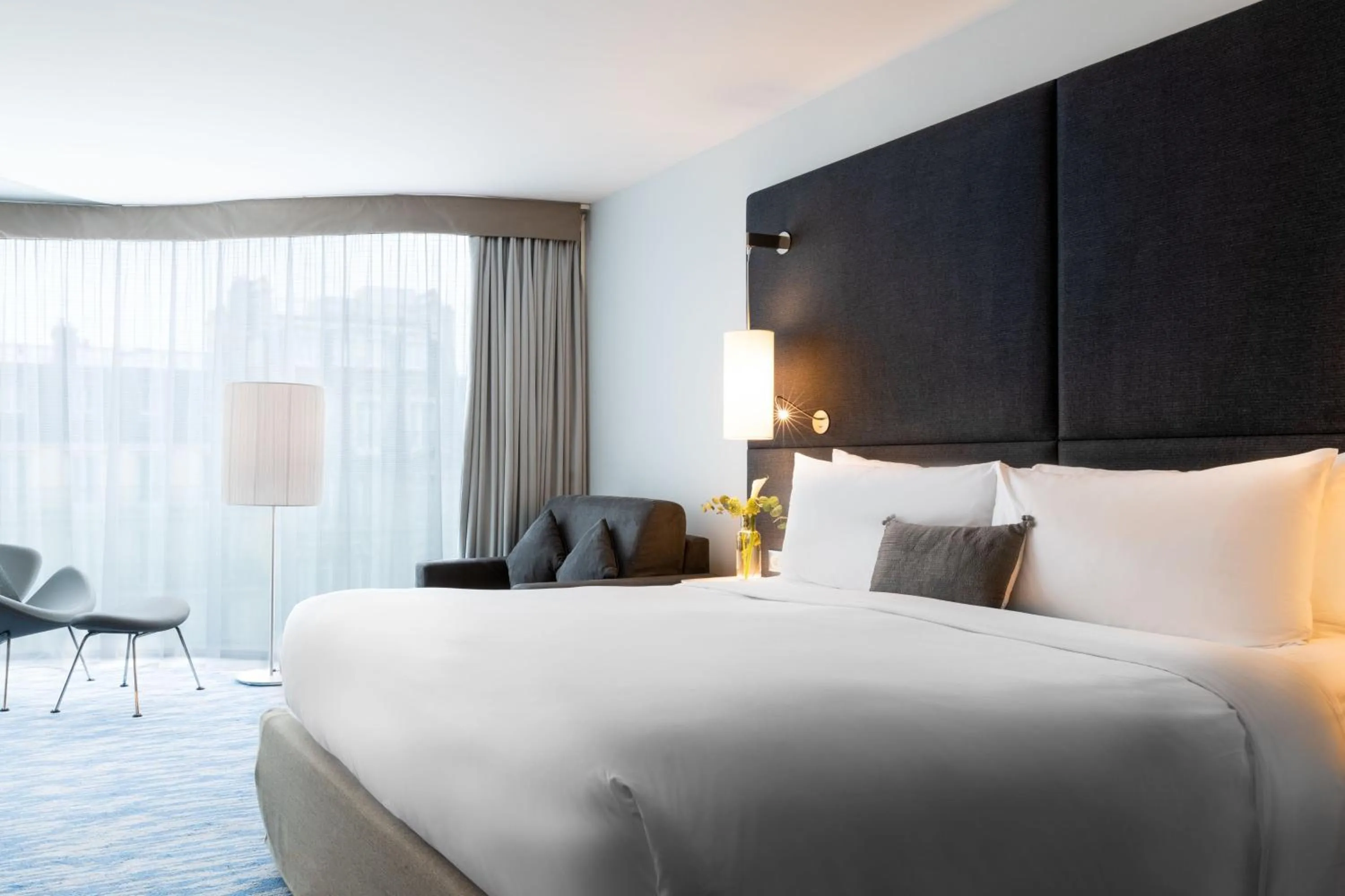 Photo of the whole room, Bed in Renaissance Paris Arc de Triomphe Hotel