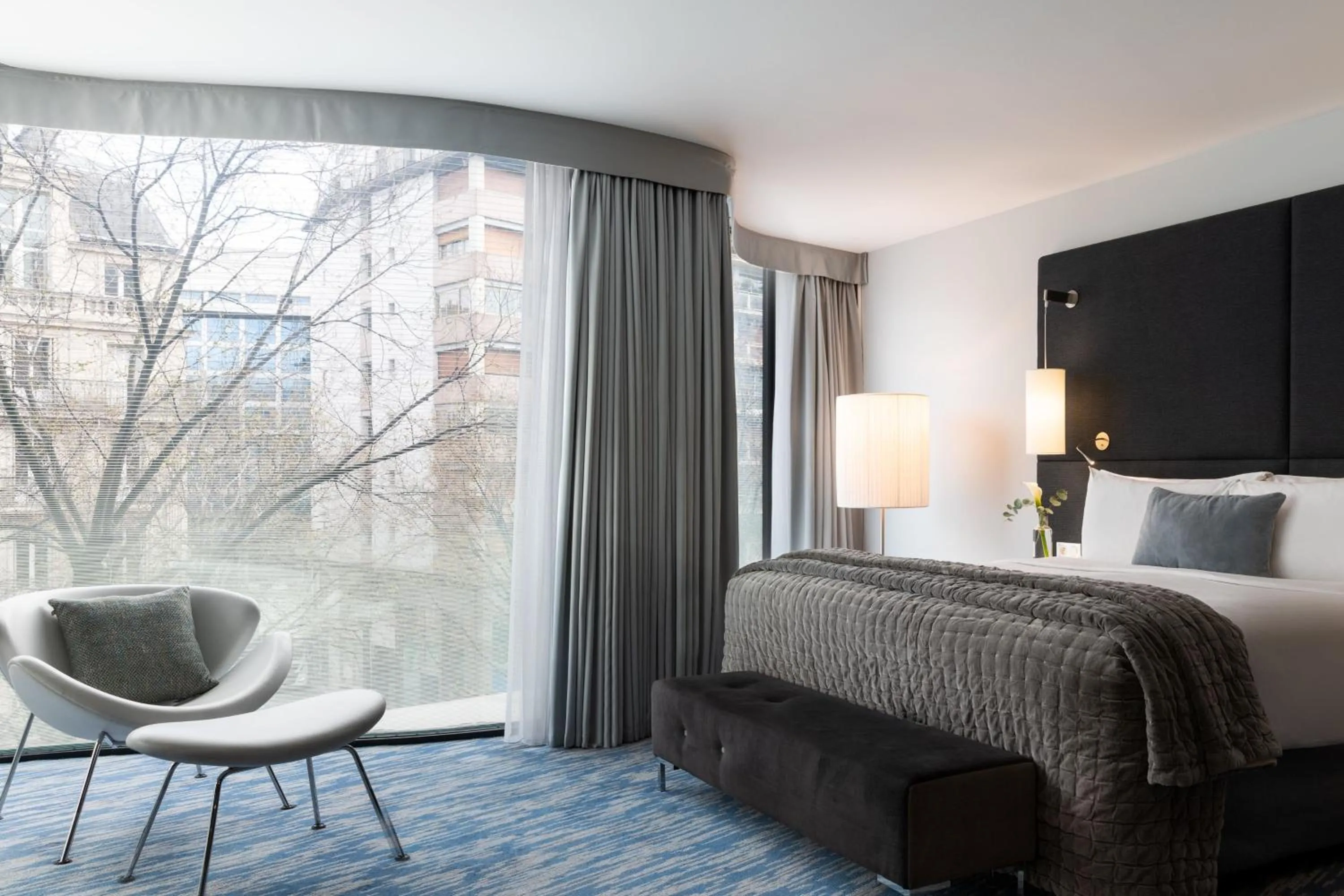 Photo of the whole room, Bed in Renaissance Paris Arc de Triomphe Hotel