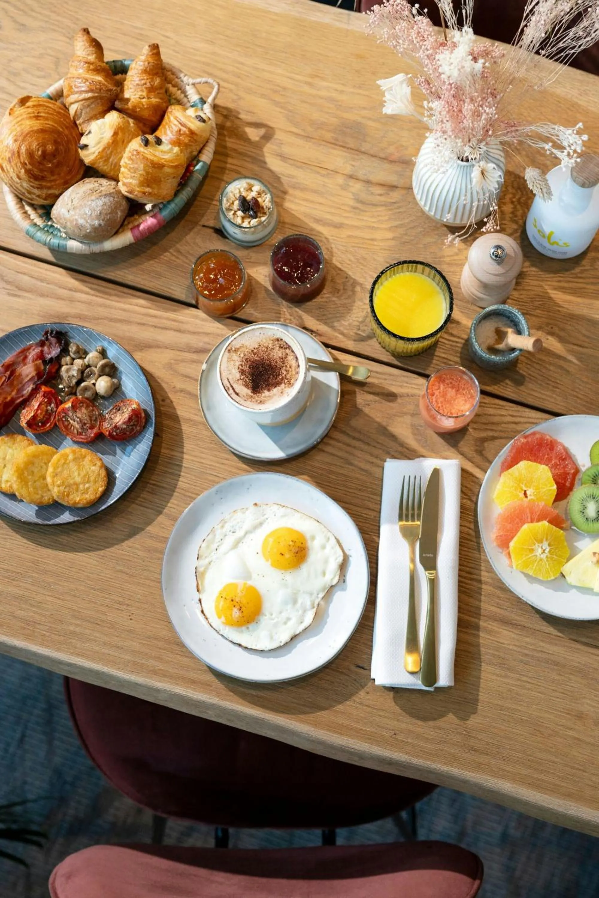 Breakfast in Renaissance Paris Arc de Triomphe Hotel