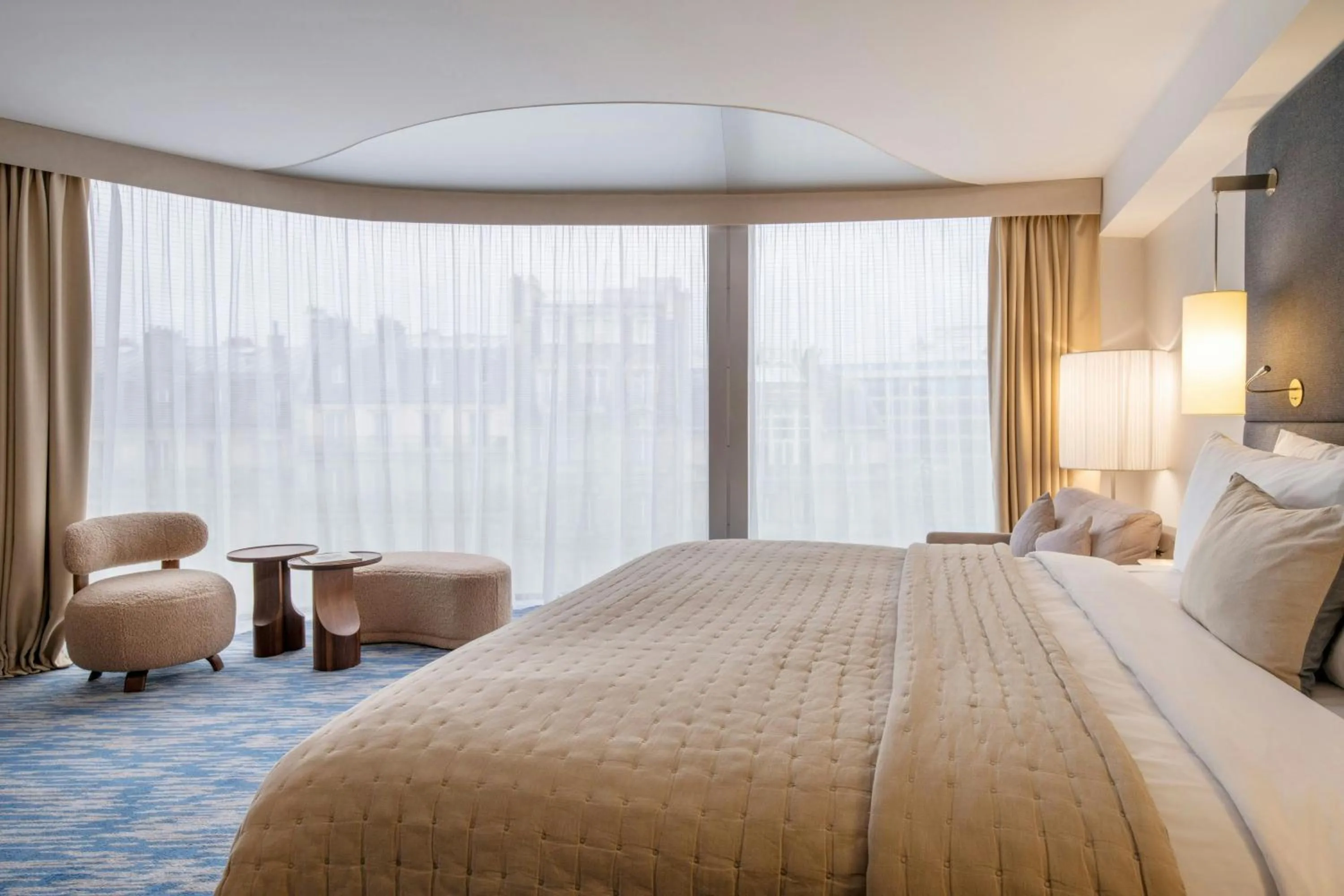 Photo of the whole room, Bed in Renaissance Paris Arc de Triomphe Hotel