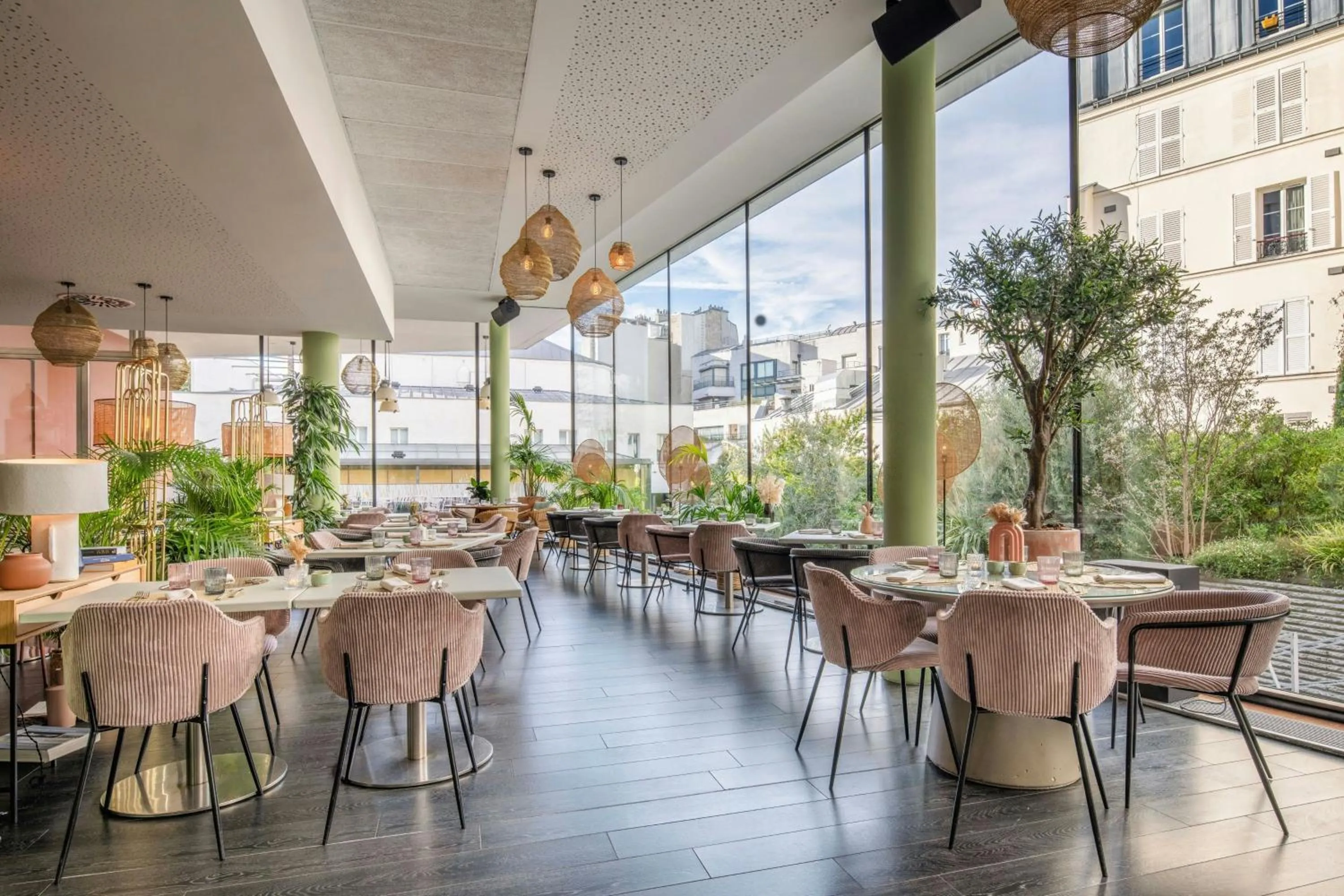 Lounge or bar in Renaissance Paris Arc de Triomphe Hotel