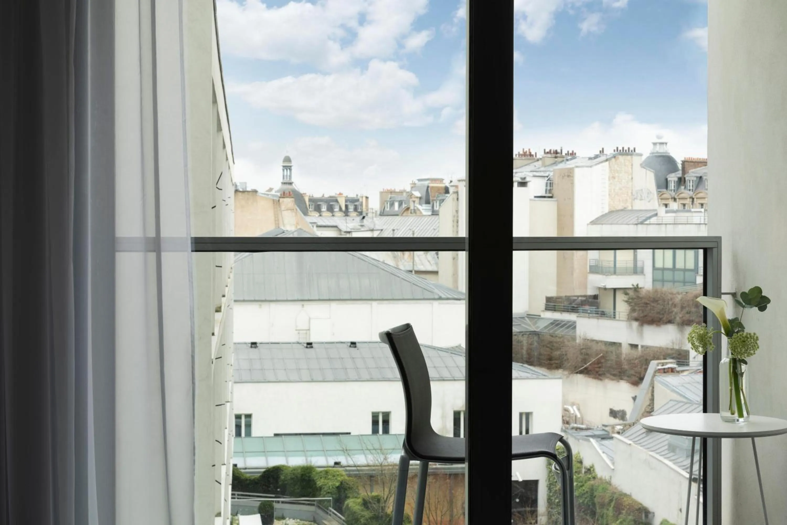 Photo of the whole room in Renaissance Paris Arc de Triomphe Hotel