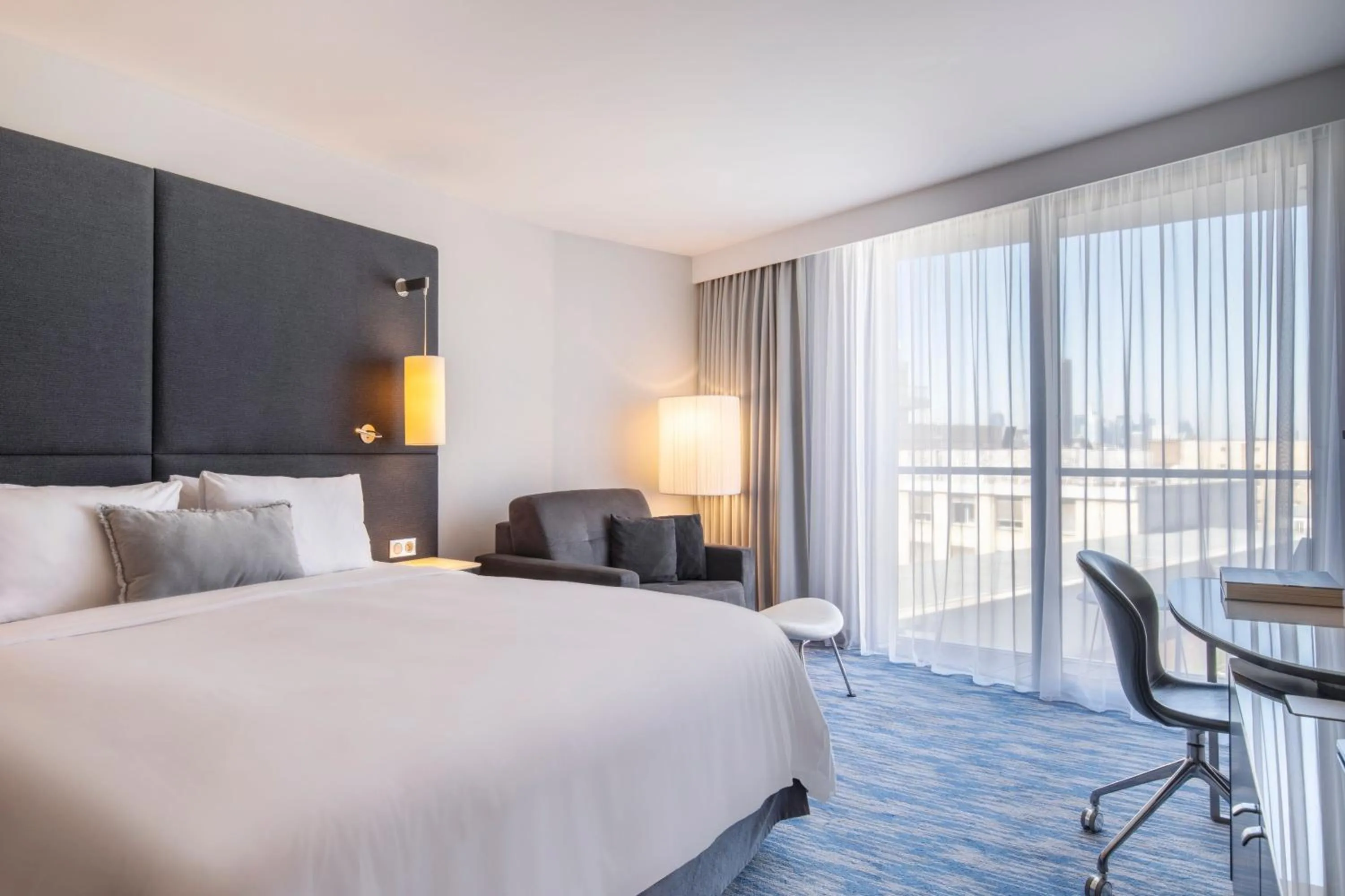 Photo of the whole room, Bed in Renaissance Paris Arc de Triomphe Hotel