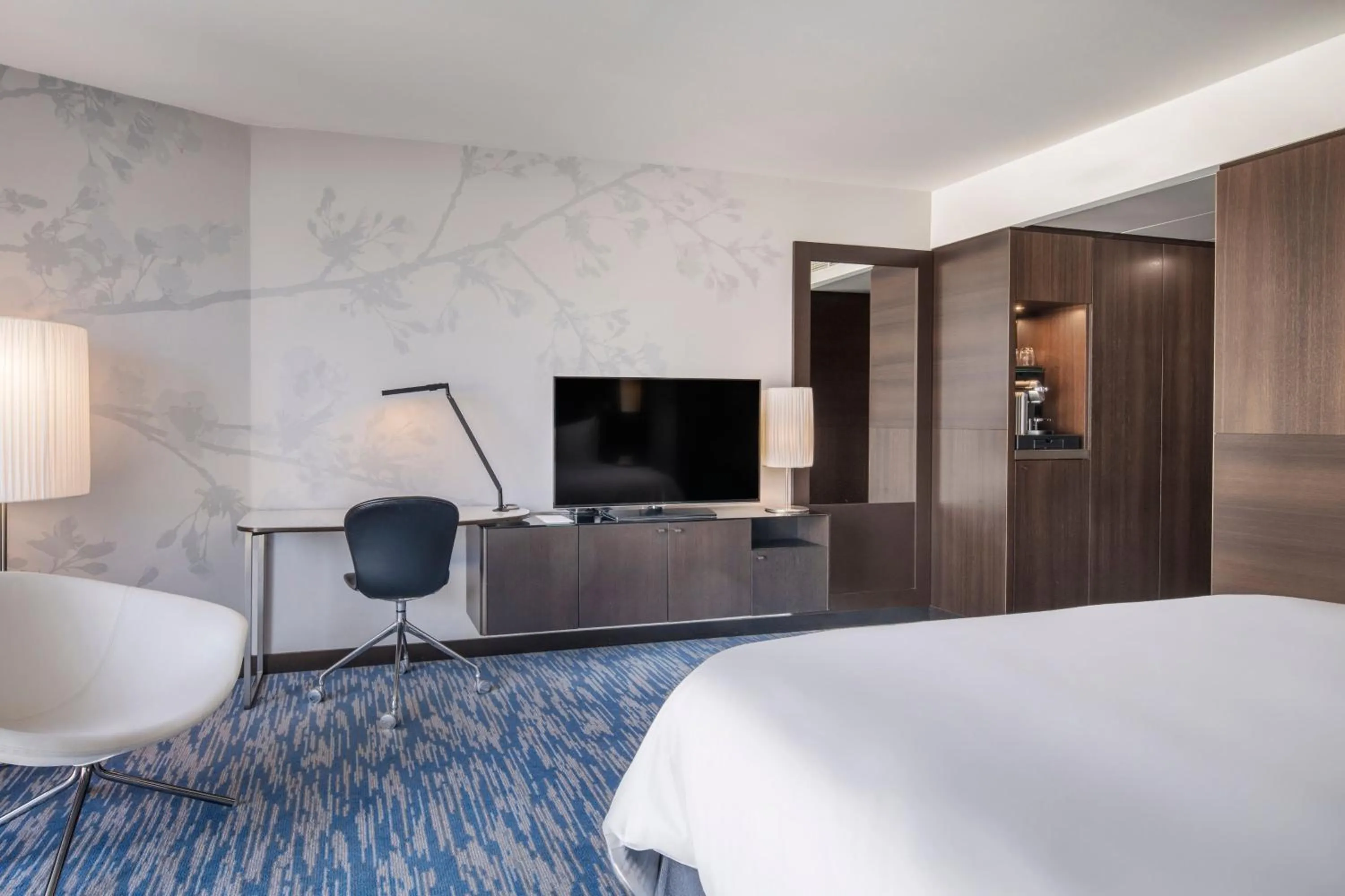 Photo of the whole room, Bed in Renaissance Paris Arc de Triomphe Hotel