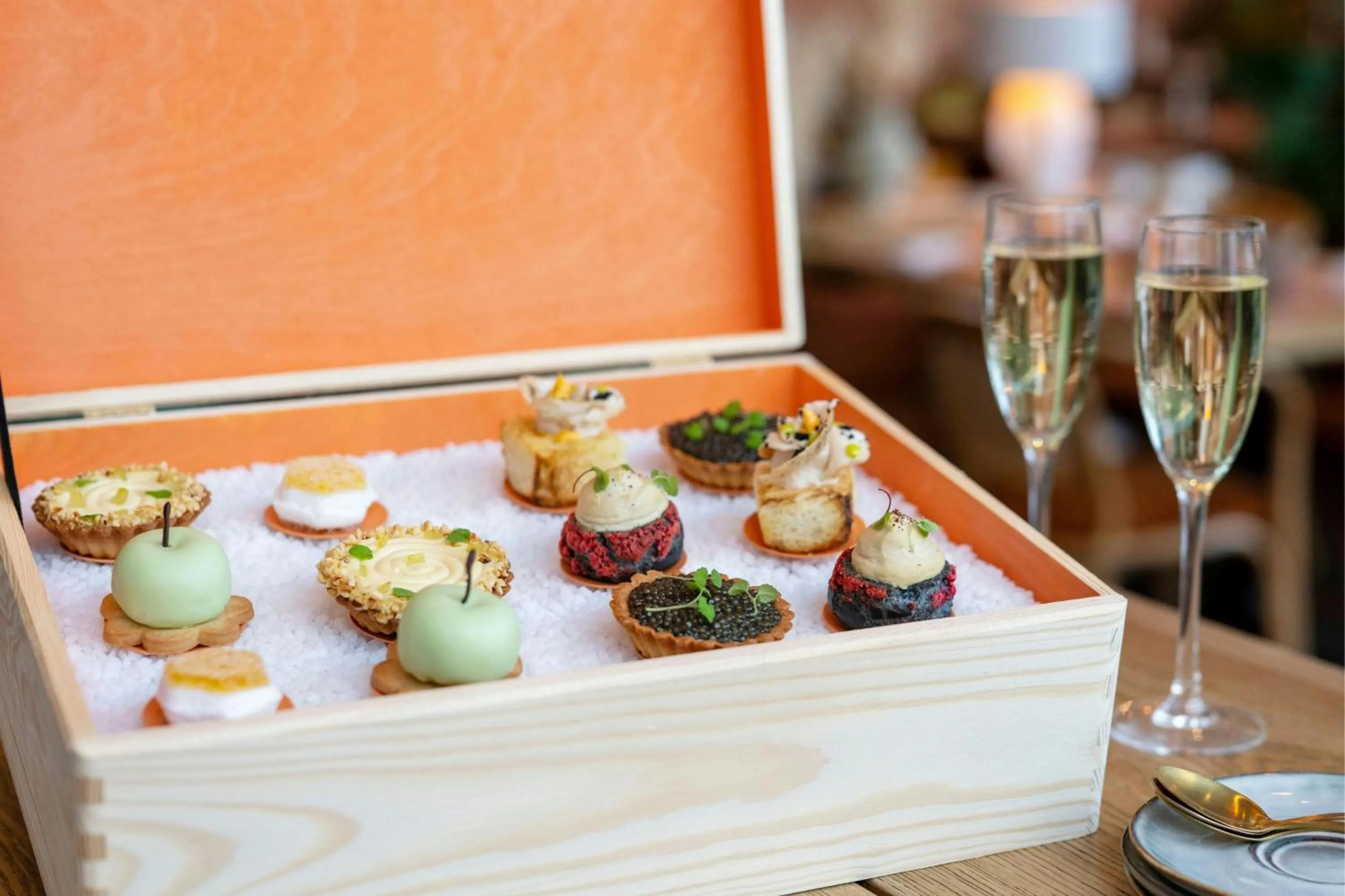 Restaurant/places to eat in Renaissance Paris Arc de Triomphe Hotel