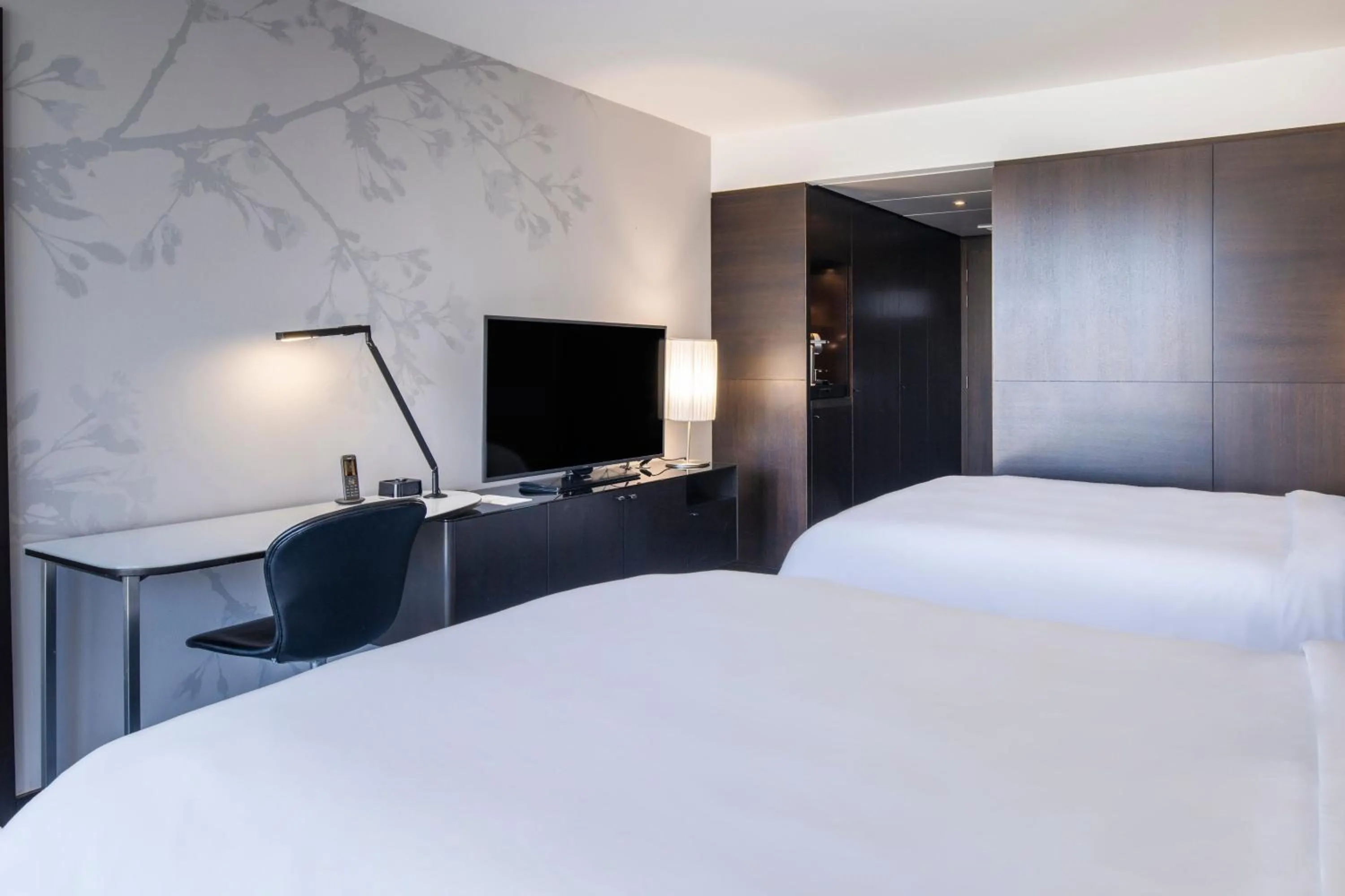 Photo of the whole room, Bed in Renaissance Paris Arc de Triomphe Hotel