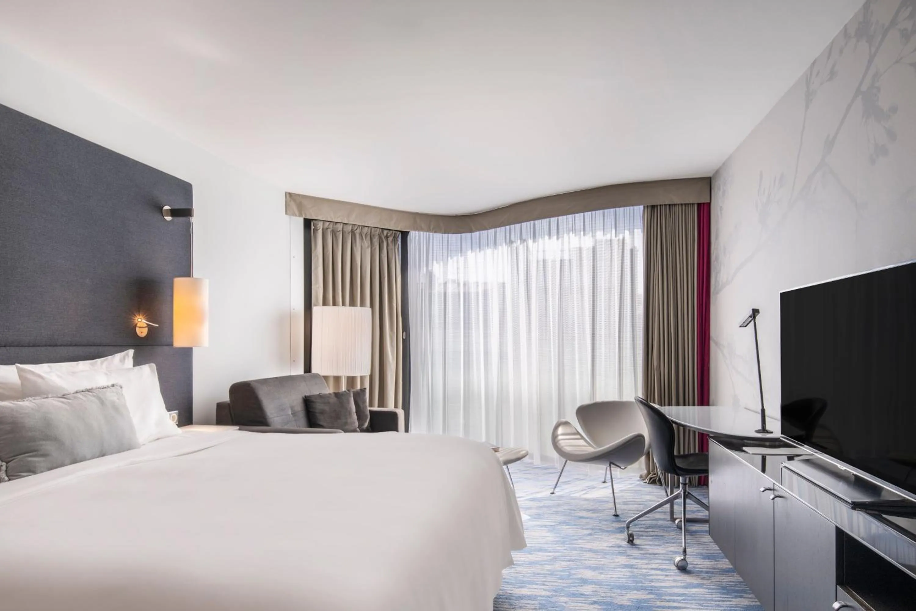 Photo of the whole room, Bed in Renaissance Paris Arc de Triomphe Hotel