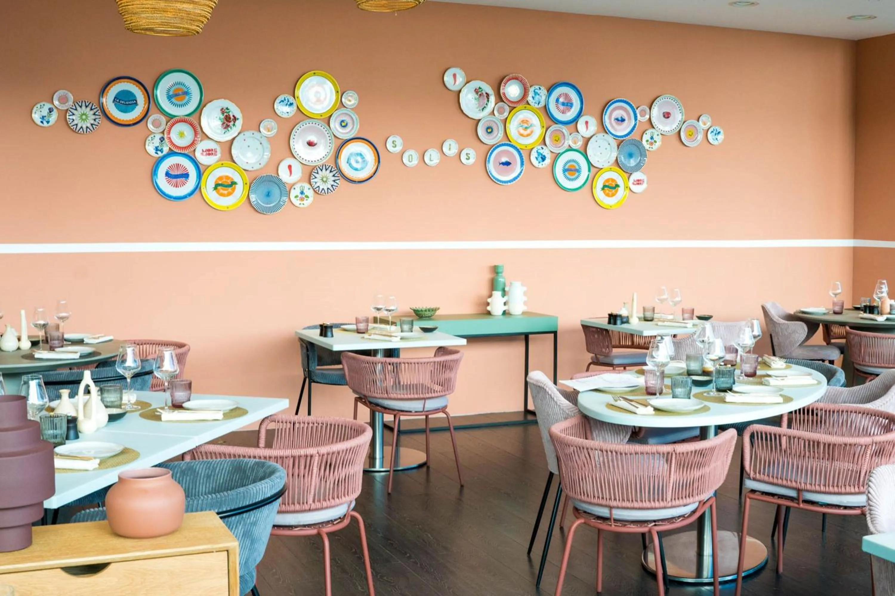 Restaurant/places to eat in Renaissance Paris Arc de Triomphe Hotel