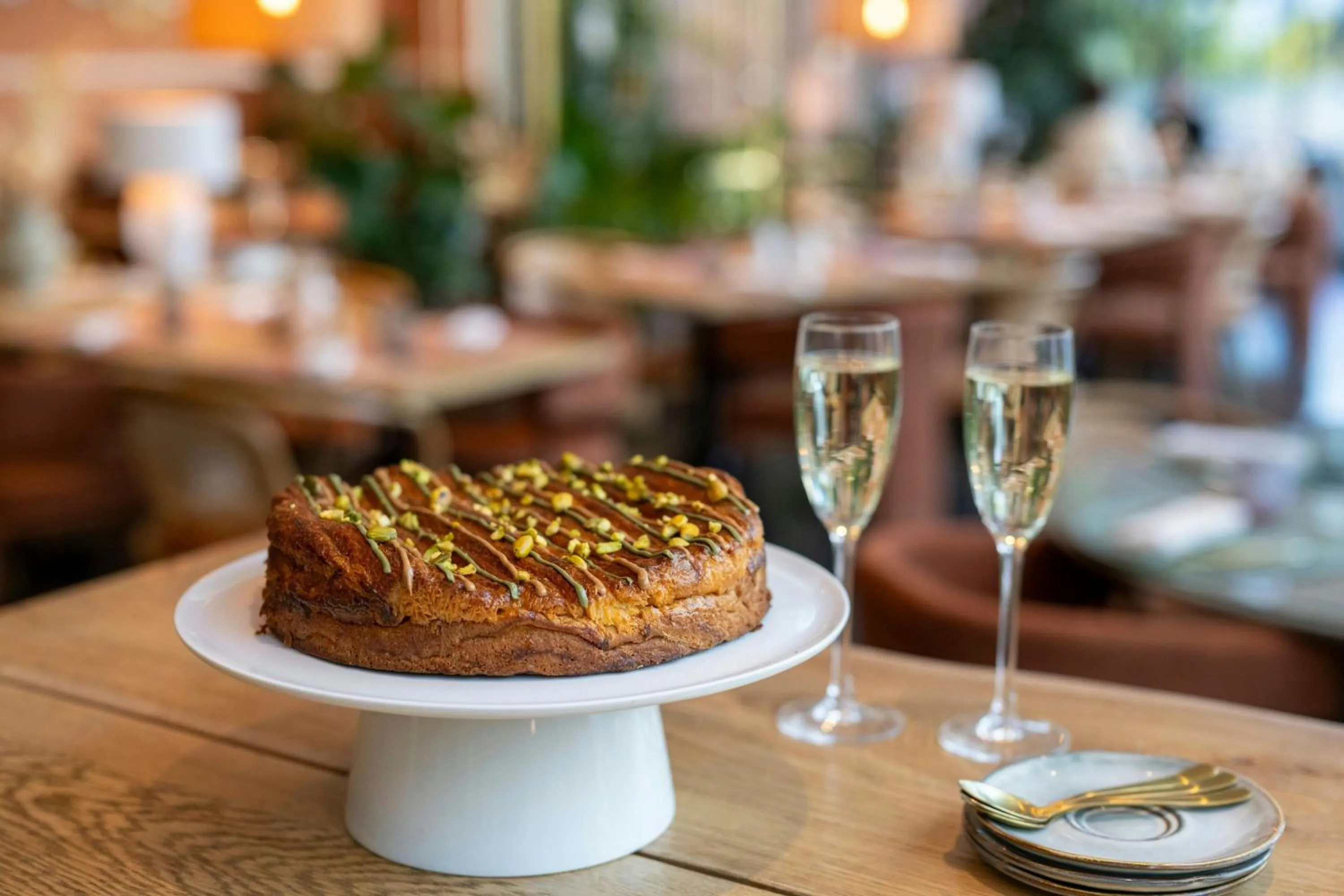 Restaurant/places to eat in Renaissance Paris Arc de Triomphe Hotel