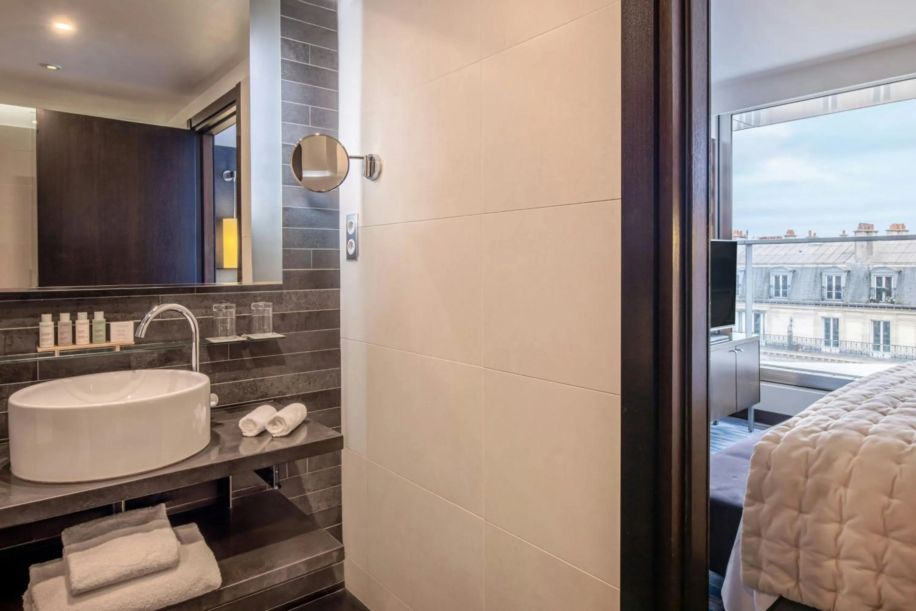 Photo of the whole room, Bed in Renaissance Paris Arc de Triomphe Hotel