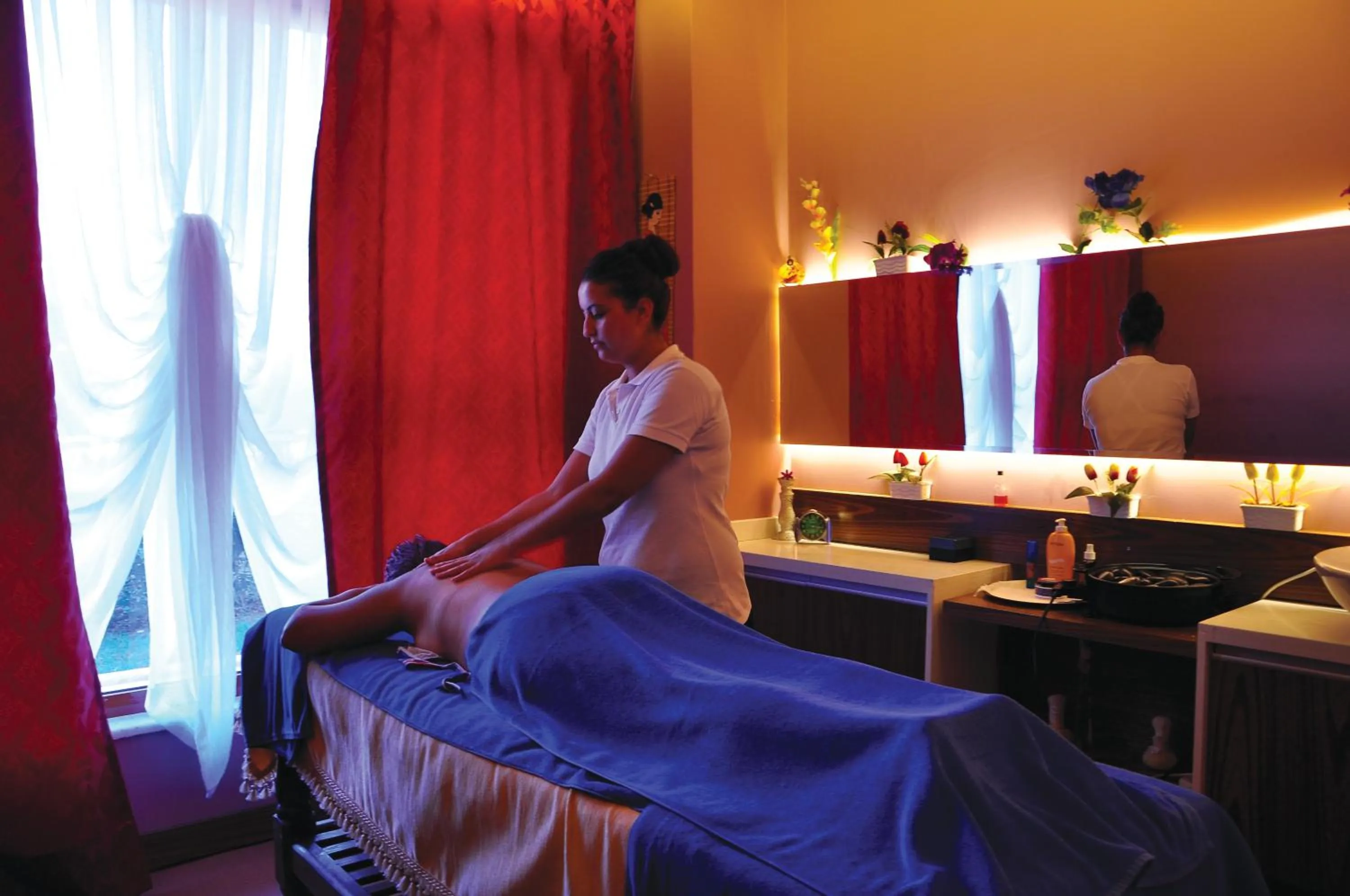 People in Fun&Sun Smart Hane sun