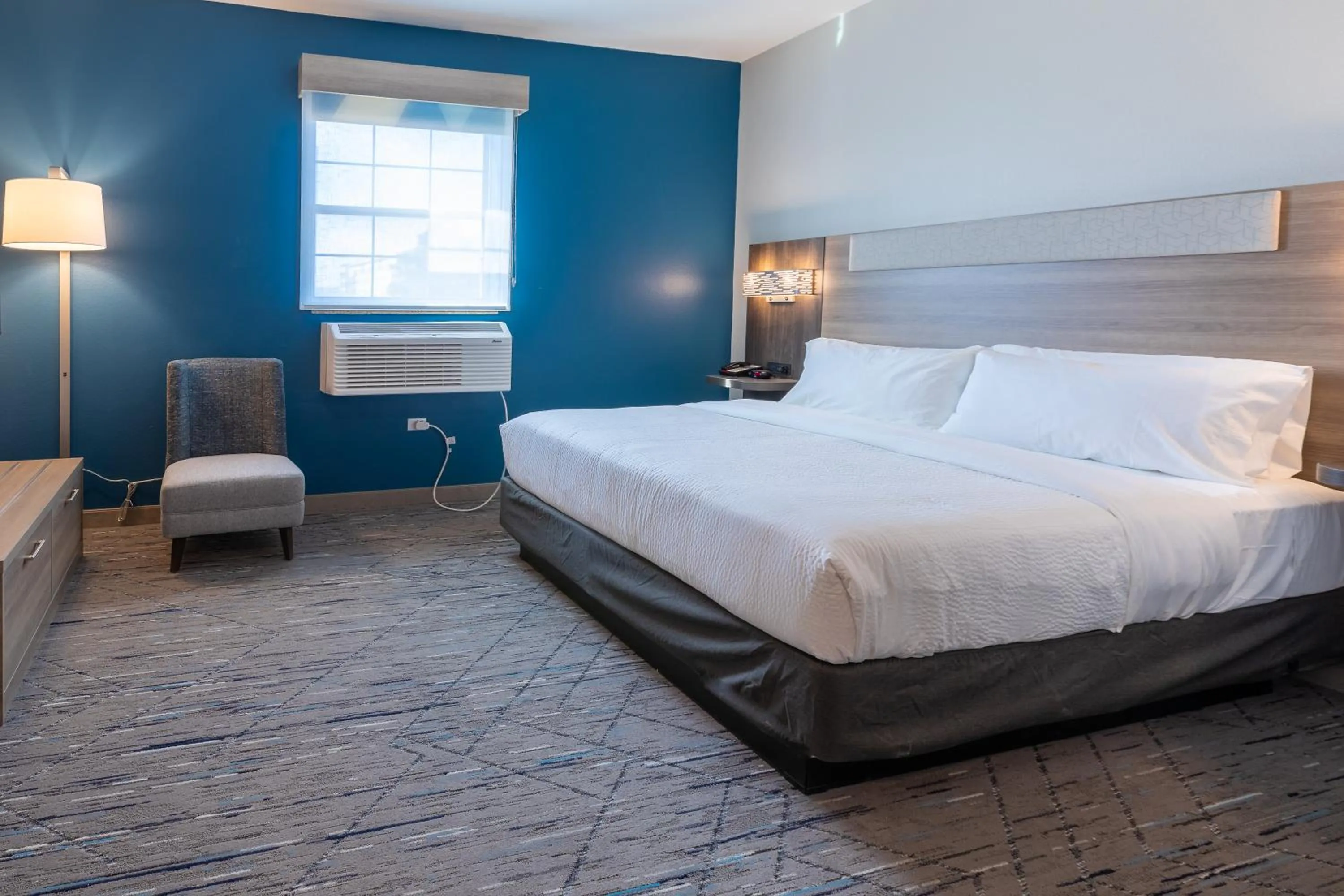 Bedroom, Bed in Holiday Inn Express & Suites Englewood - Denver South by IHG