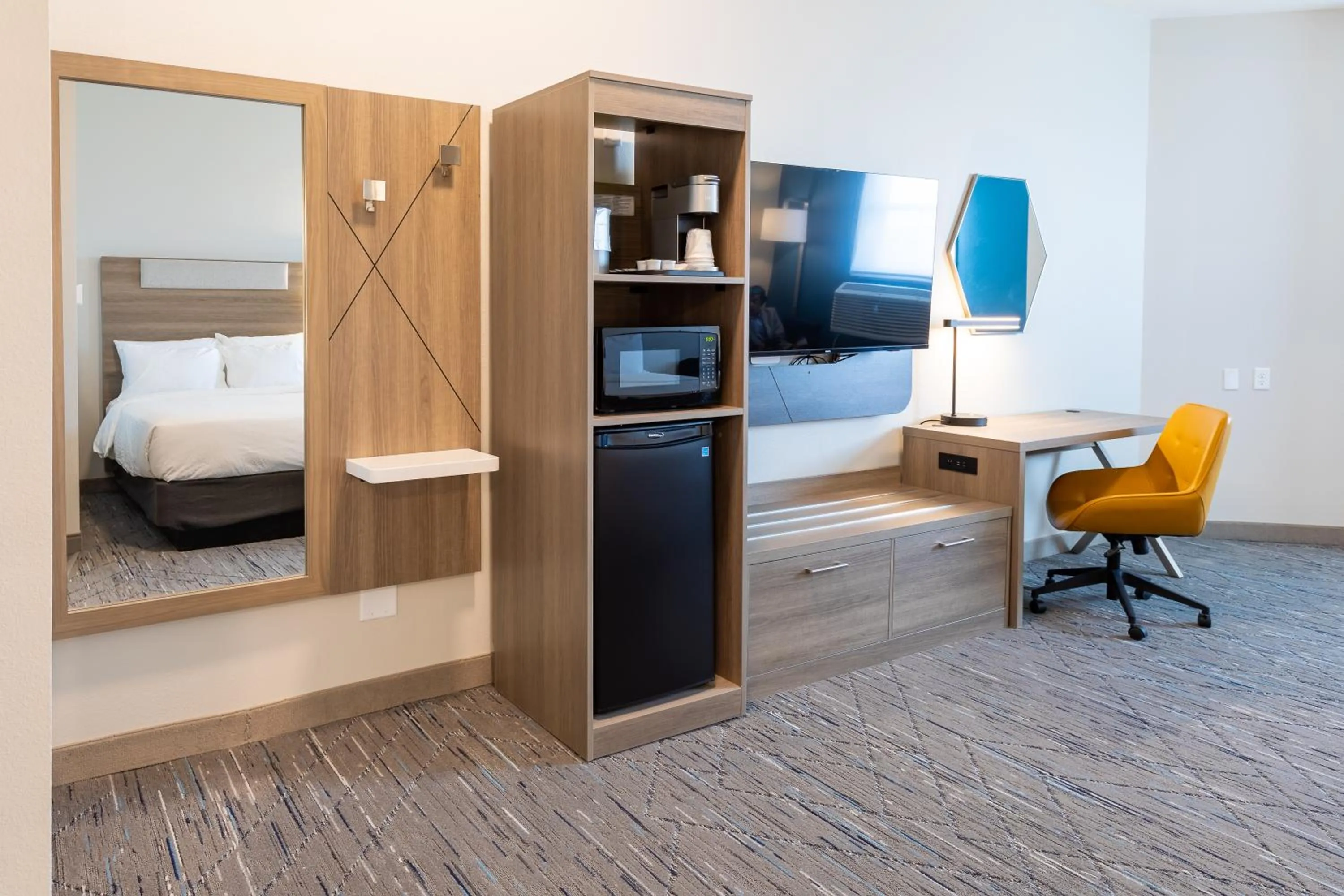 minibar, Bed in Holiday Inn Express & Suites Englewood - Denver South by IHG