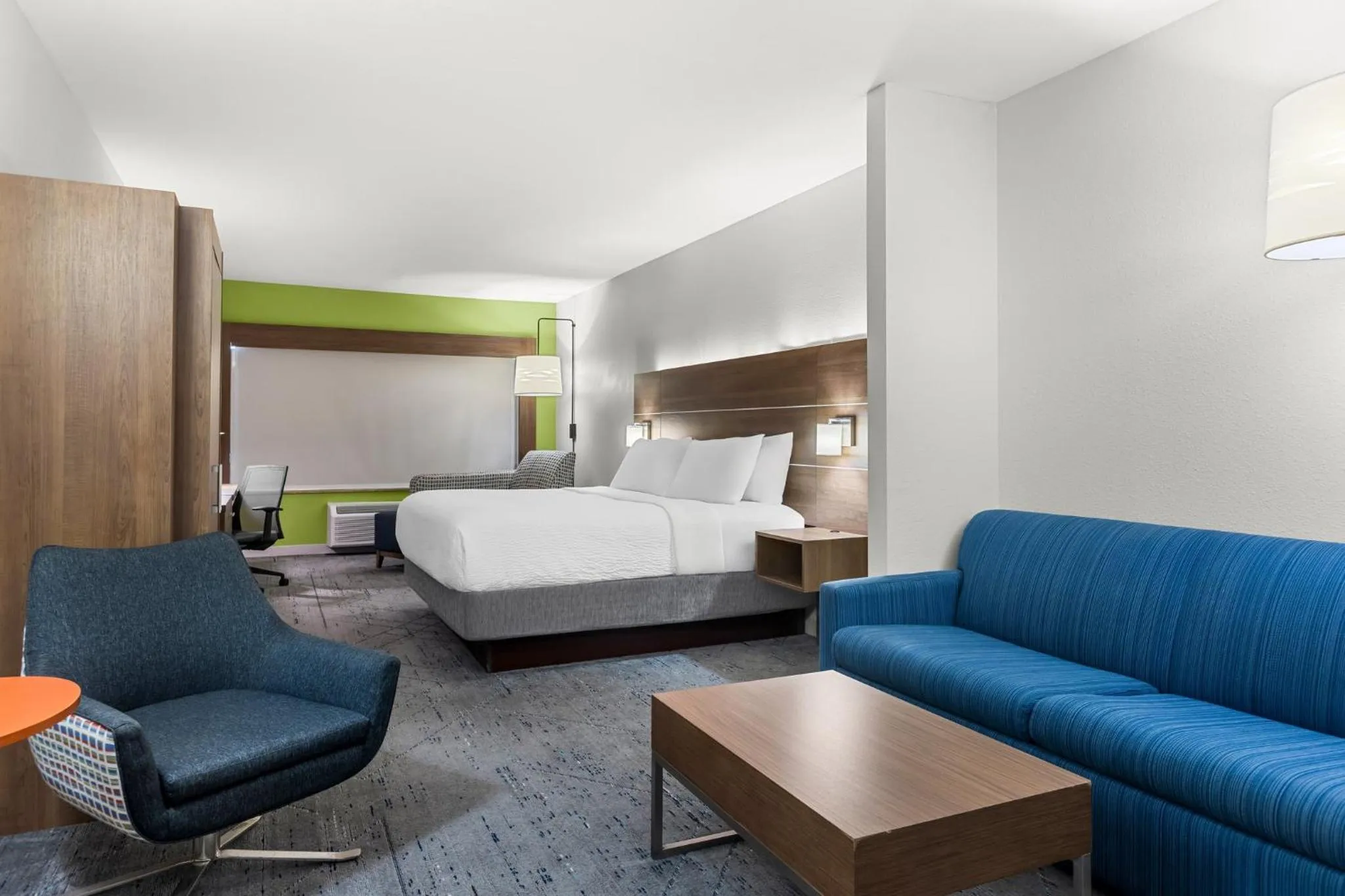 Photo of the whole room, Bed in Holiday Inn Express Hotel & Suites Savannah Midtown by IHG
