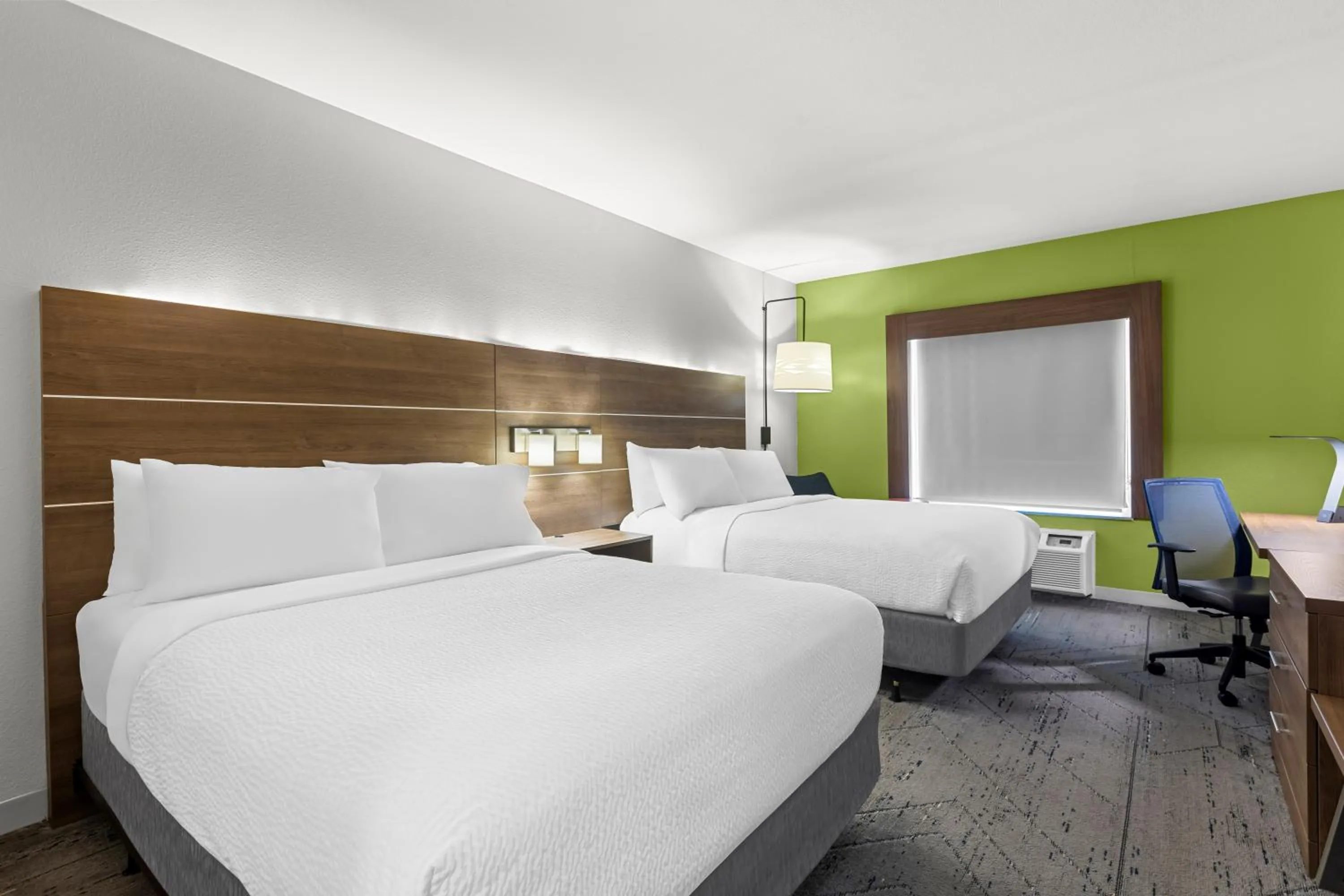 Bed in Holiday Inn Express Hotel & Suites Savannah Midtown by IHG