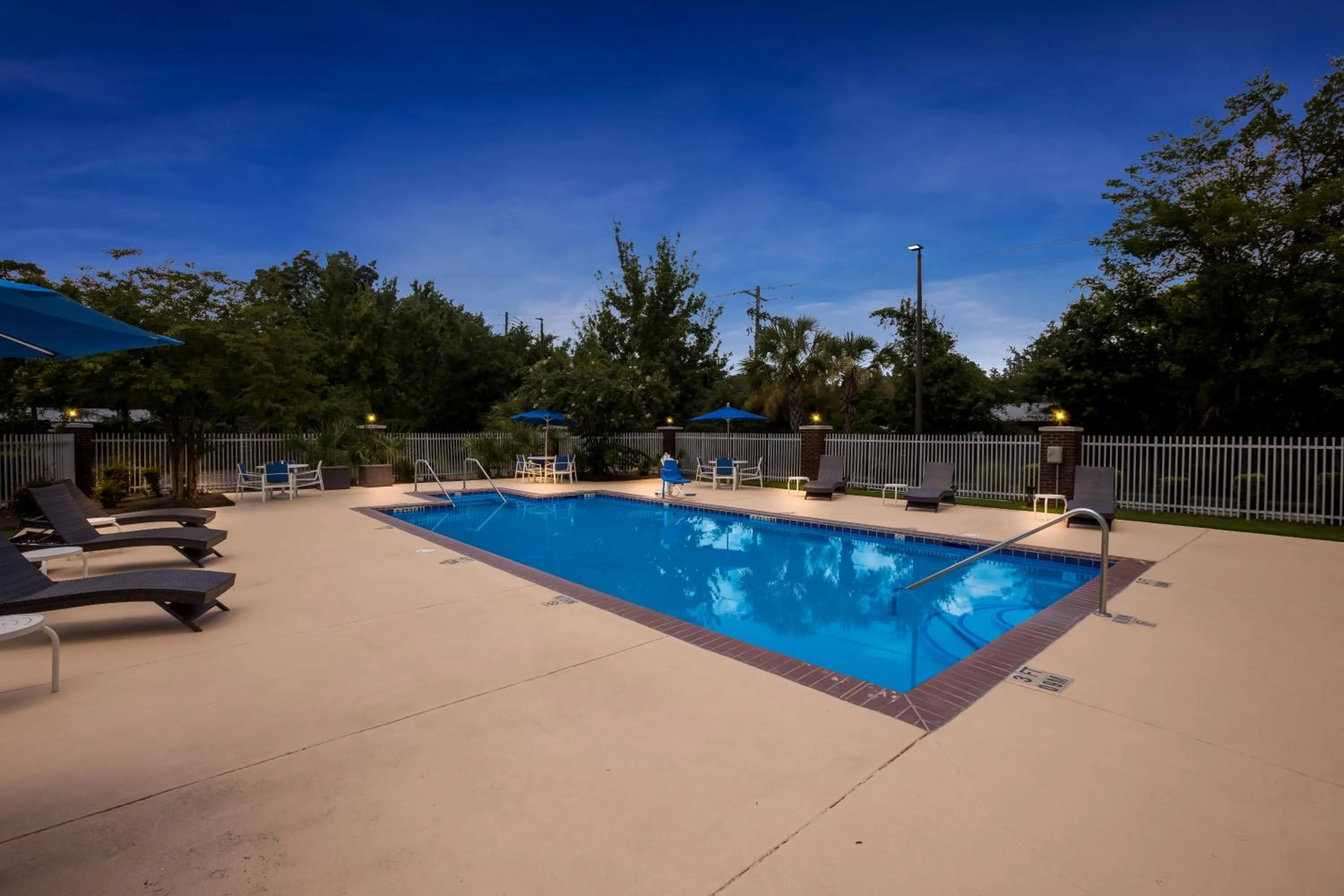 Swimming pool in Holiday Inn Express Hotel & Suites Savannah Midtown by IHG