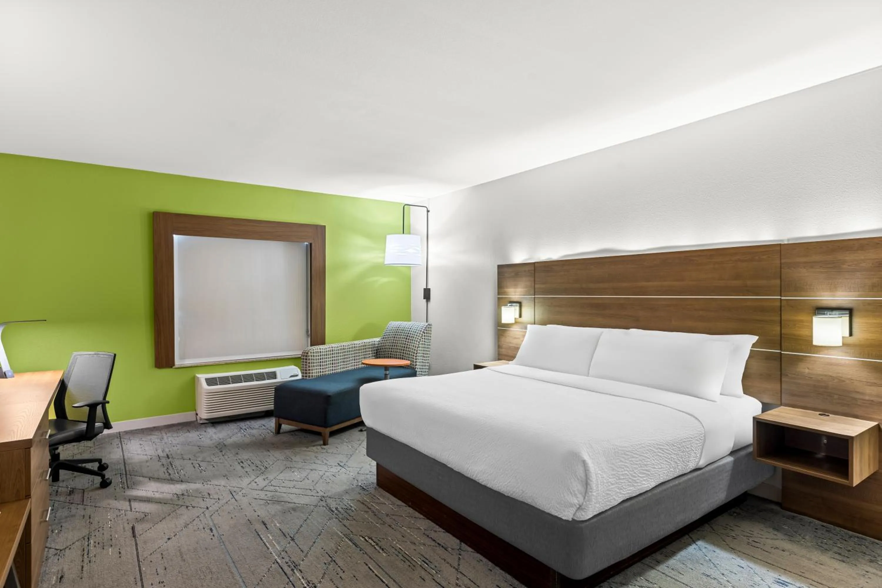 Bedroom, Bed in Holiday Inn Express Hotel & Suites Savannah Midtown by IHG
