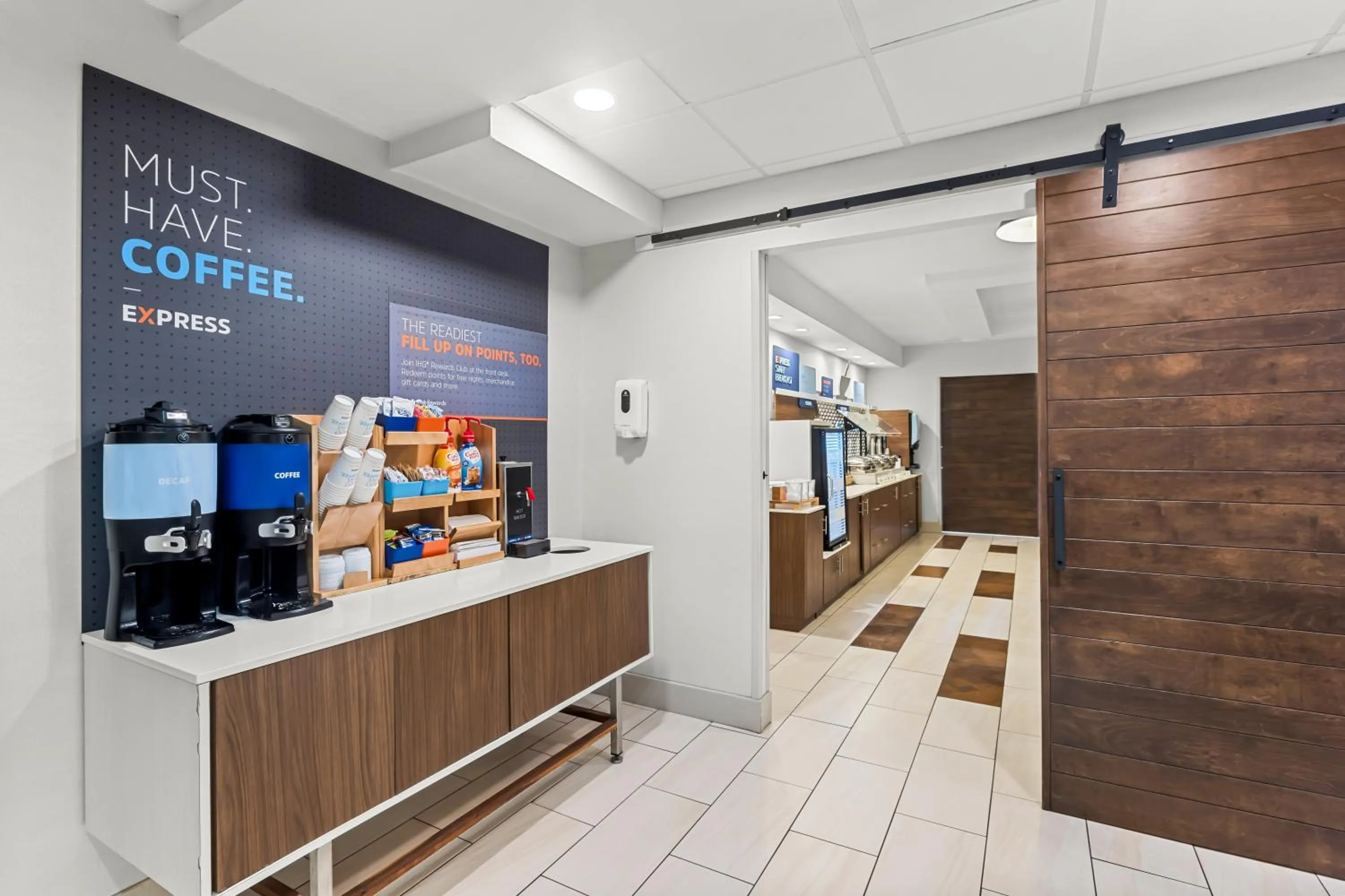 Coffee/tea facilities in Holiday Inn Express Hotel & Suites Savannah Midtown by IHG