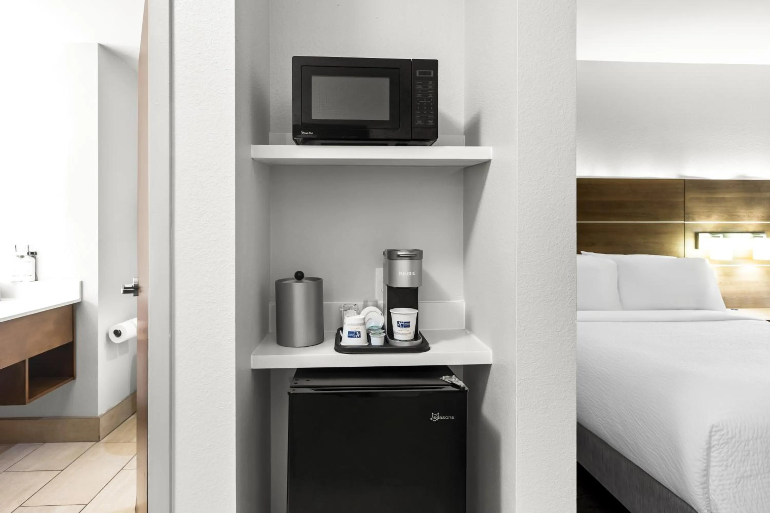 Coffee/tea facilities, Bed in Holiday Inn Express Hotel & Suites Savannah Midtown by IHG