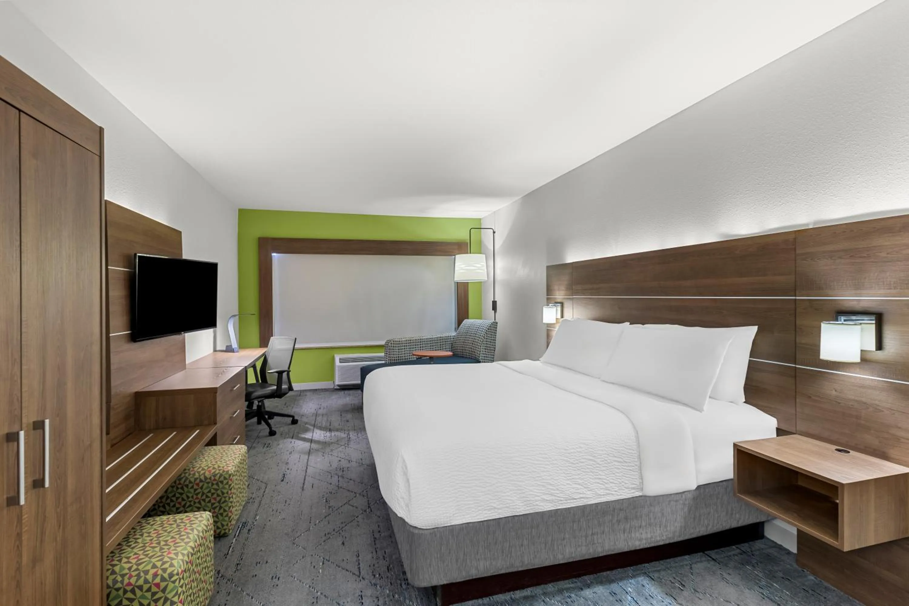 Bedroom, Bed in Holiday Inn Express Hotel & Suites Savannah Midtown by IHG