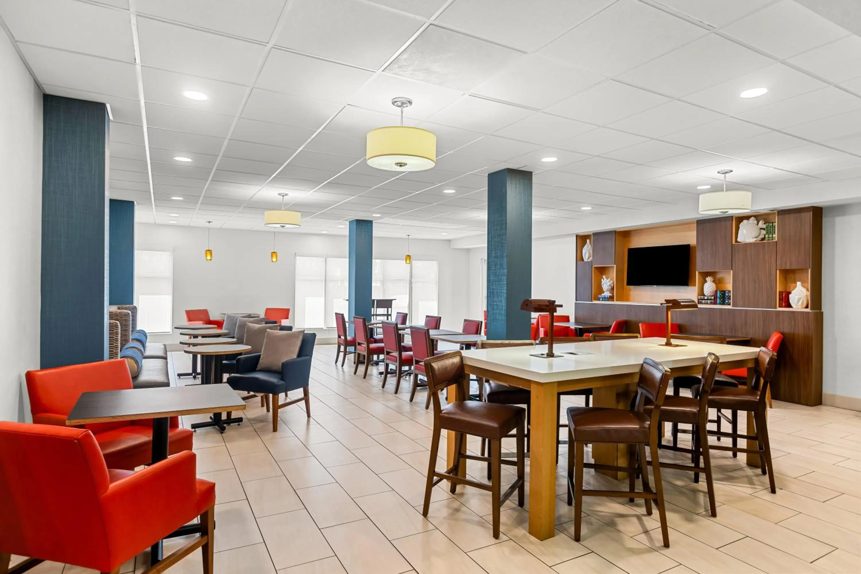 Seating area in Holiday Inn Express Hotel & Suites Savannah Midtown by IHG