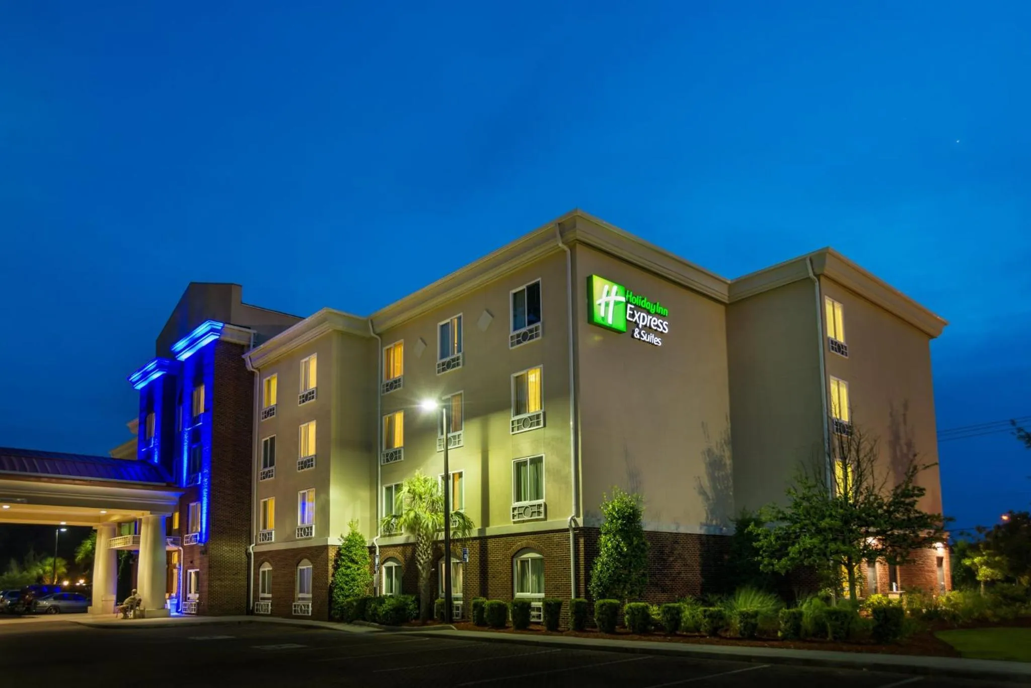 Property building in Holiday Inn Express Hotel & Suites Savannah Midtown by IHG