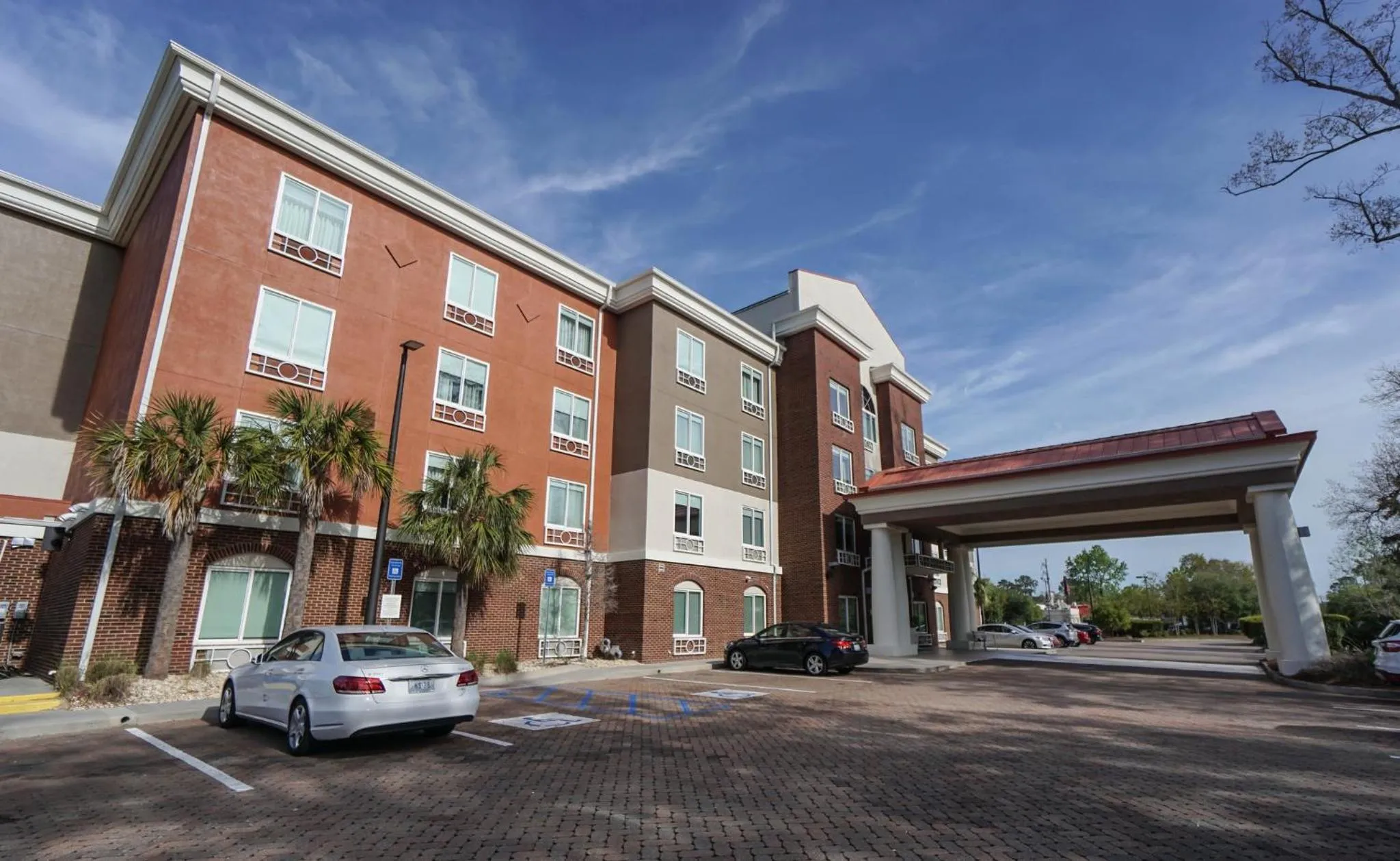 Property building in Holiday Inn Express Hotel & Suites Savannah Midtown by IHG