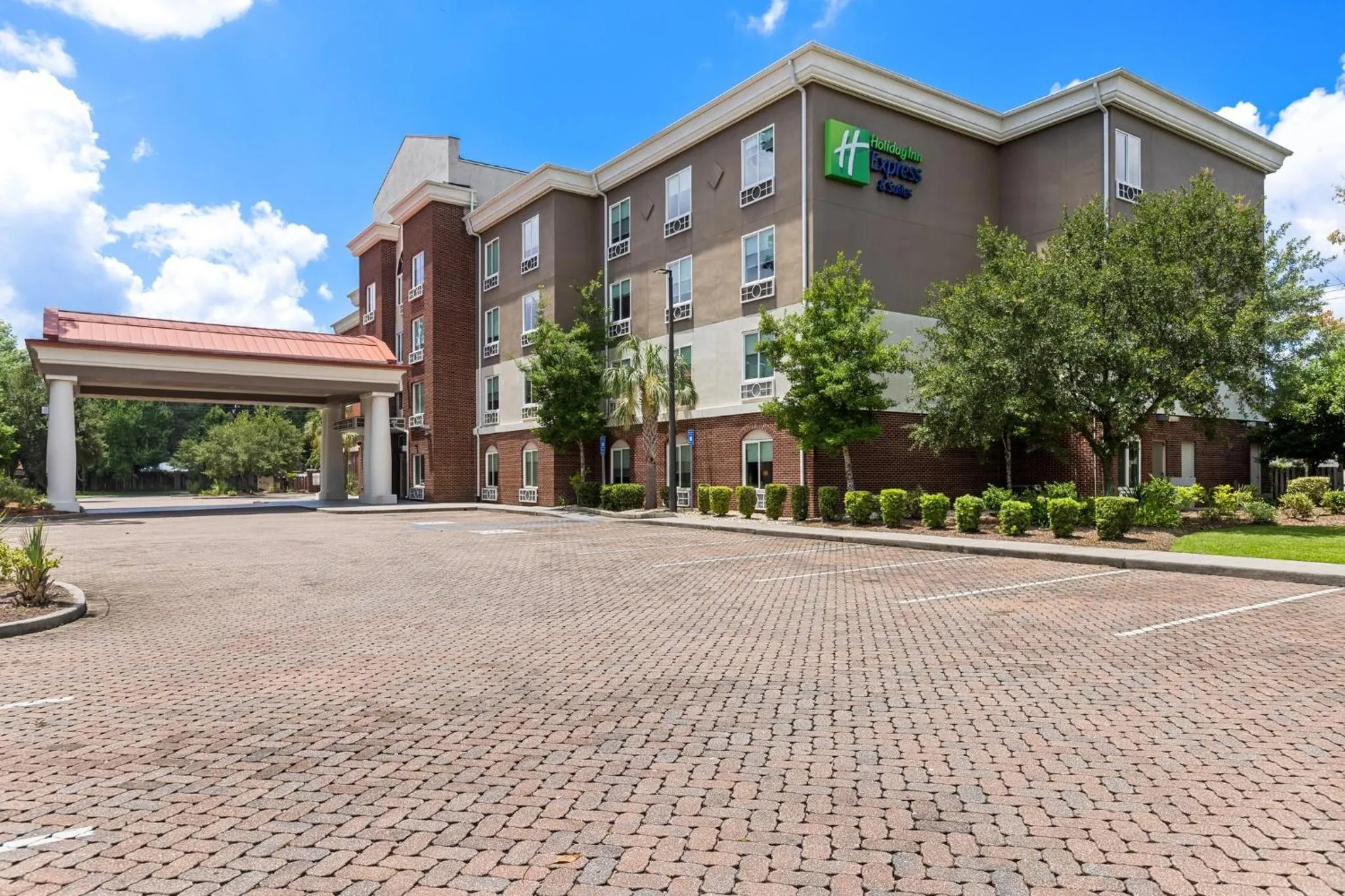 Property building in Holiday Inn Express Hotel & Suites Savannah Midtown by IHG