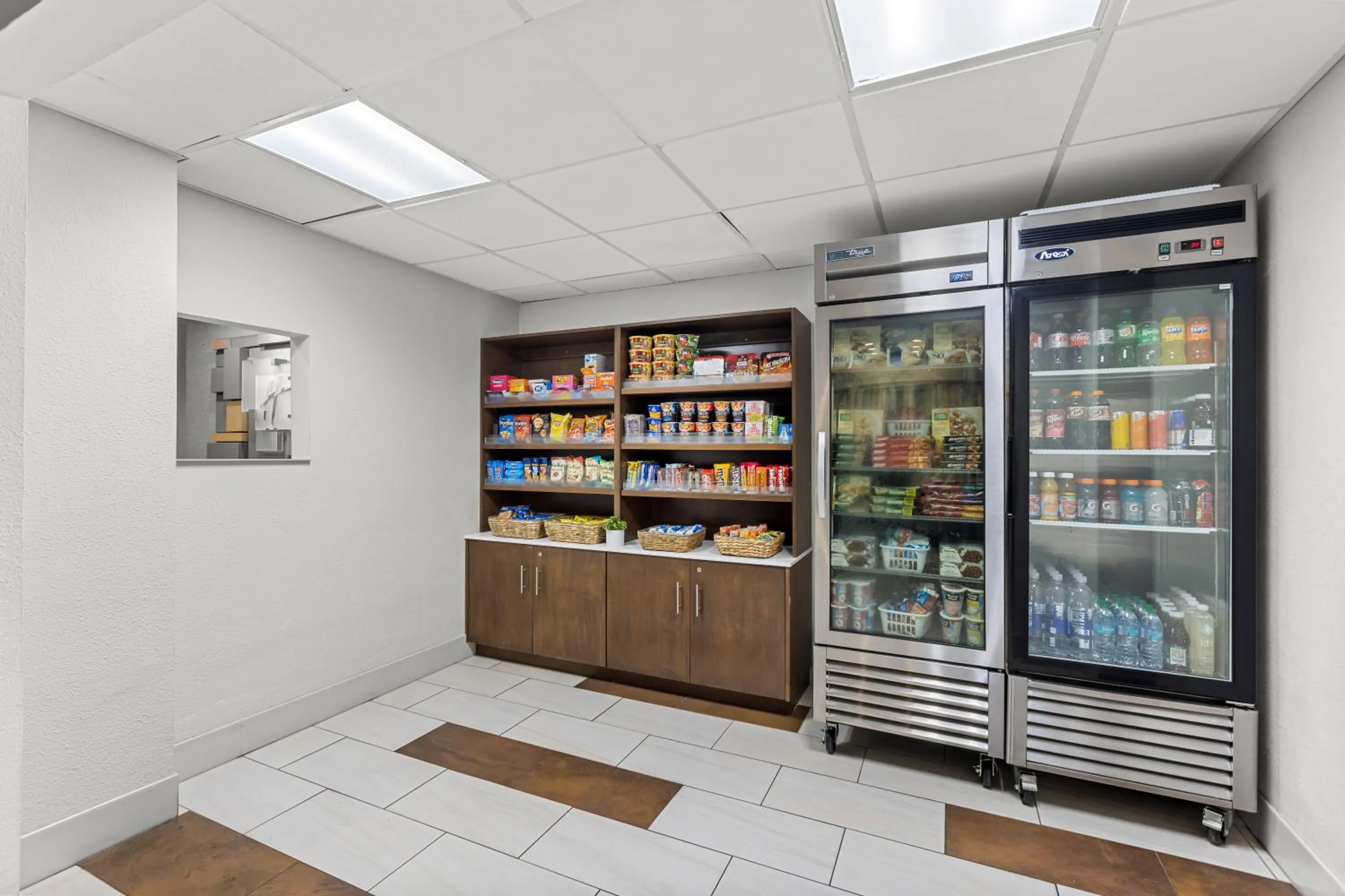 Lobby or reception in Holiday Inn Express Hotel & Suites Savannah Midtown by IHG