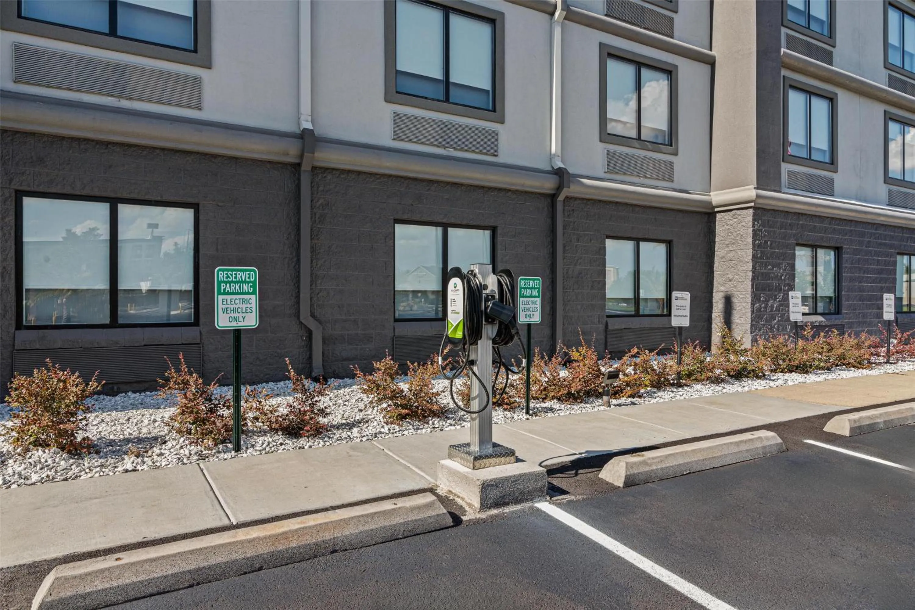 Property building in Best Western Plus Savannah Gateway