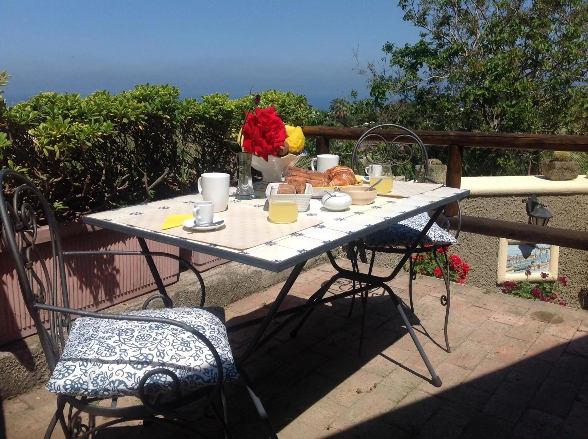 Food and drinks in La Terrazzina sul tramonto