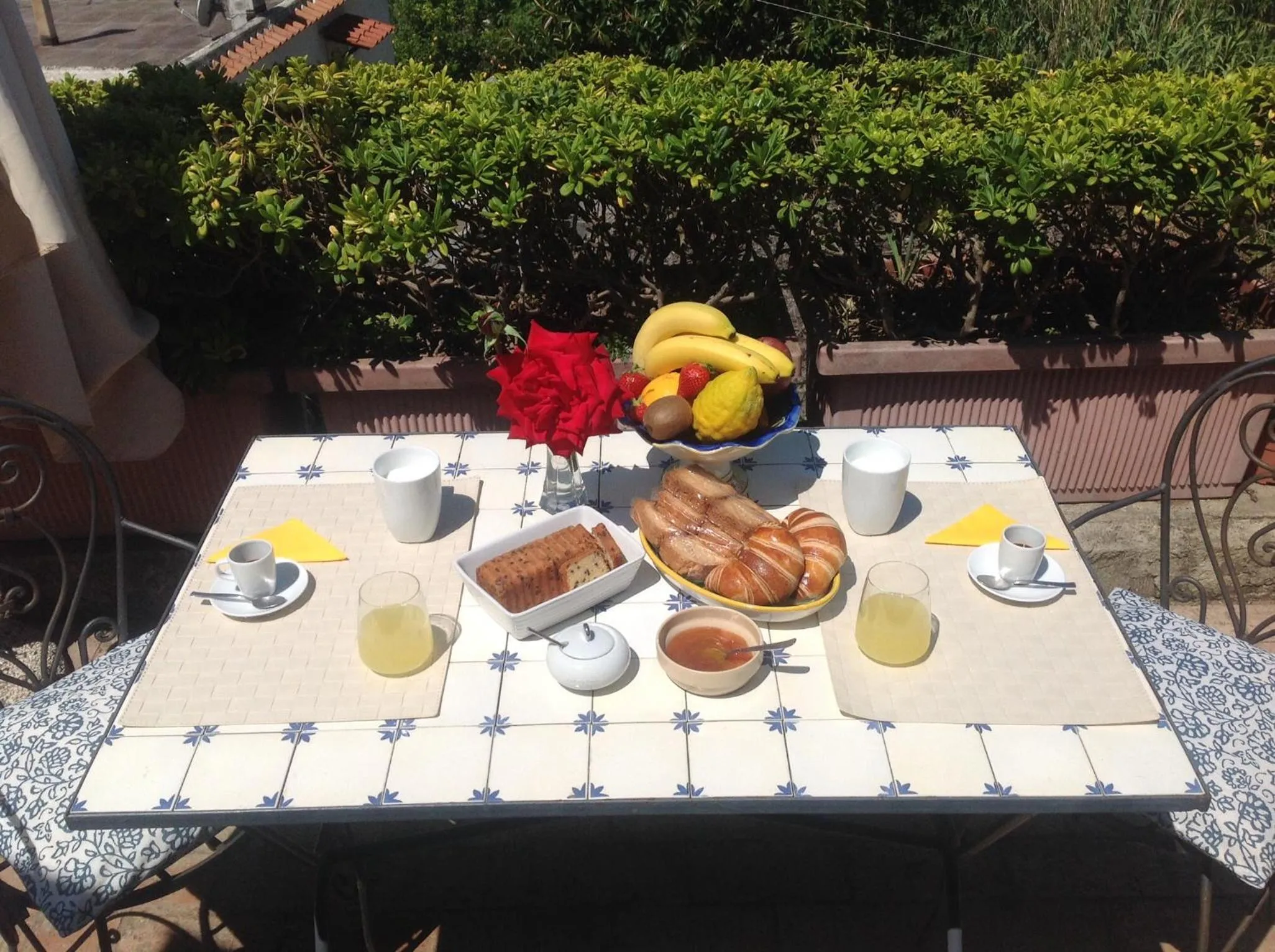 Food and drinks in La Terrazzina sul tramonto